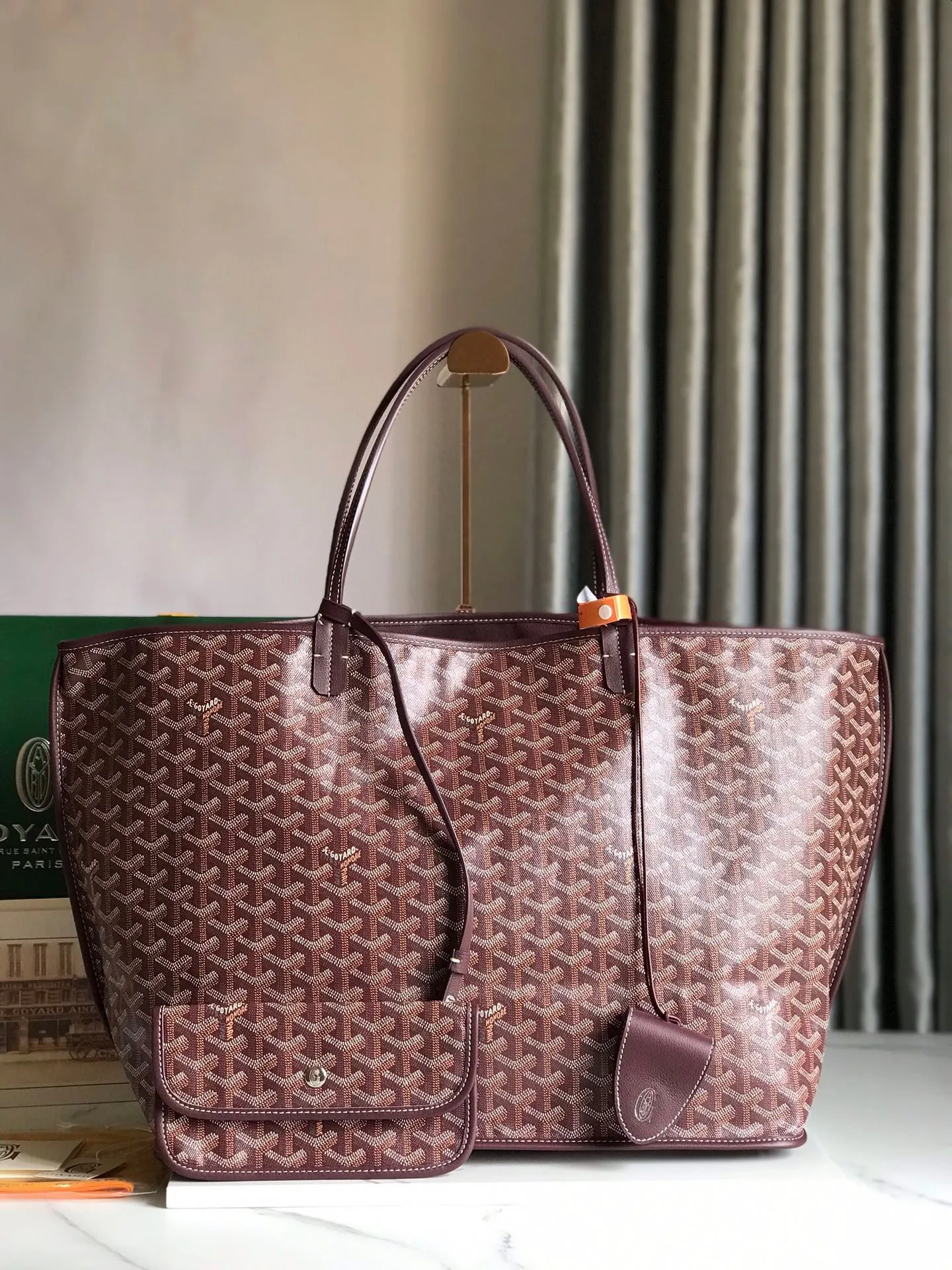 P1500 large size❤️Reversible Anjou double-sided tote ❤️Made of imported matching top-layer calfskin🐂➕Customized Goyardine rain dew cotton and linen➕matching symmetrical pattern😘 Full of high-end sense, any color will look good on the upper body, versatile and unisex.👏 Extra large built-in space, delivery coin purse, upgraded delivery bag with sealing clip, classic 11 colors 🎨black, brown, gray, green, dark blue, light blue, orange, red, burgundy, white, yellow, etc. to choose from! Size: Bag mouth 57cm, bottom 39*height 32*bottom width 19cm 🔎020166