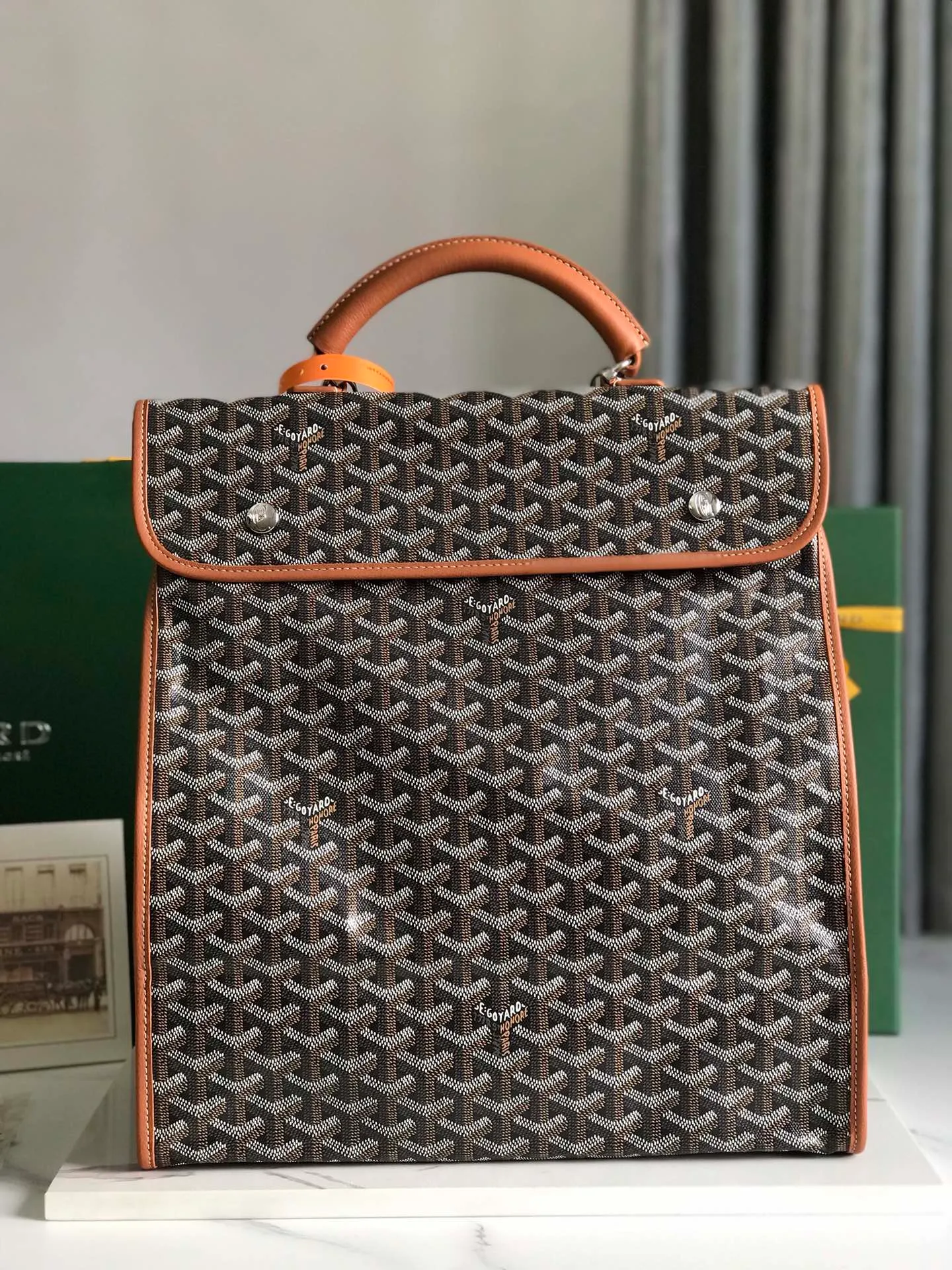 720 ❤️Goyard Saint Leger Folding Backpack The Saint Leger bag follows Goyard's consistent principles of modular design and functionality. It has a large internal space and is equipped with a detachable and adjustable shoulder strap. It can be cleverly converted into a briefcase or backpack. It is an indispensable and excellent companion for daily travel❤️ Size: 33*35*16cm 🔎: 020191