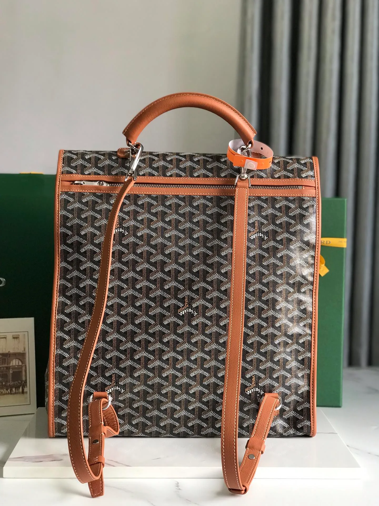 720 ❤️Goyard Saint Leger Folding Backpack The Saint Leger bag follows Goyard's consistent principles of modular design and functionality. It has a large internal space and is equipped with a detachable and adjustable shoulder strap. It can be cleverly converted into a briefcase or backpack. It is an indispensable and excellent companion for daily travel❤️ Size: 33*35*16cm 🔎: 020191