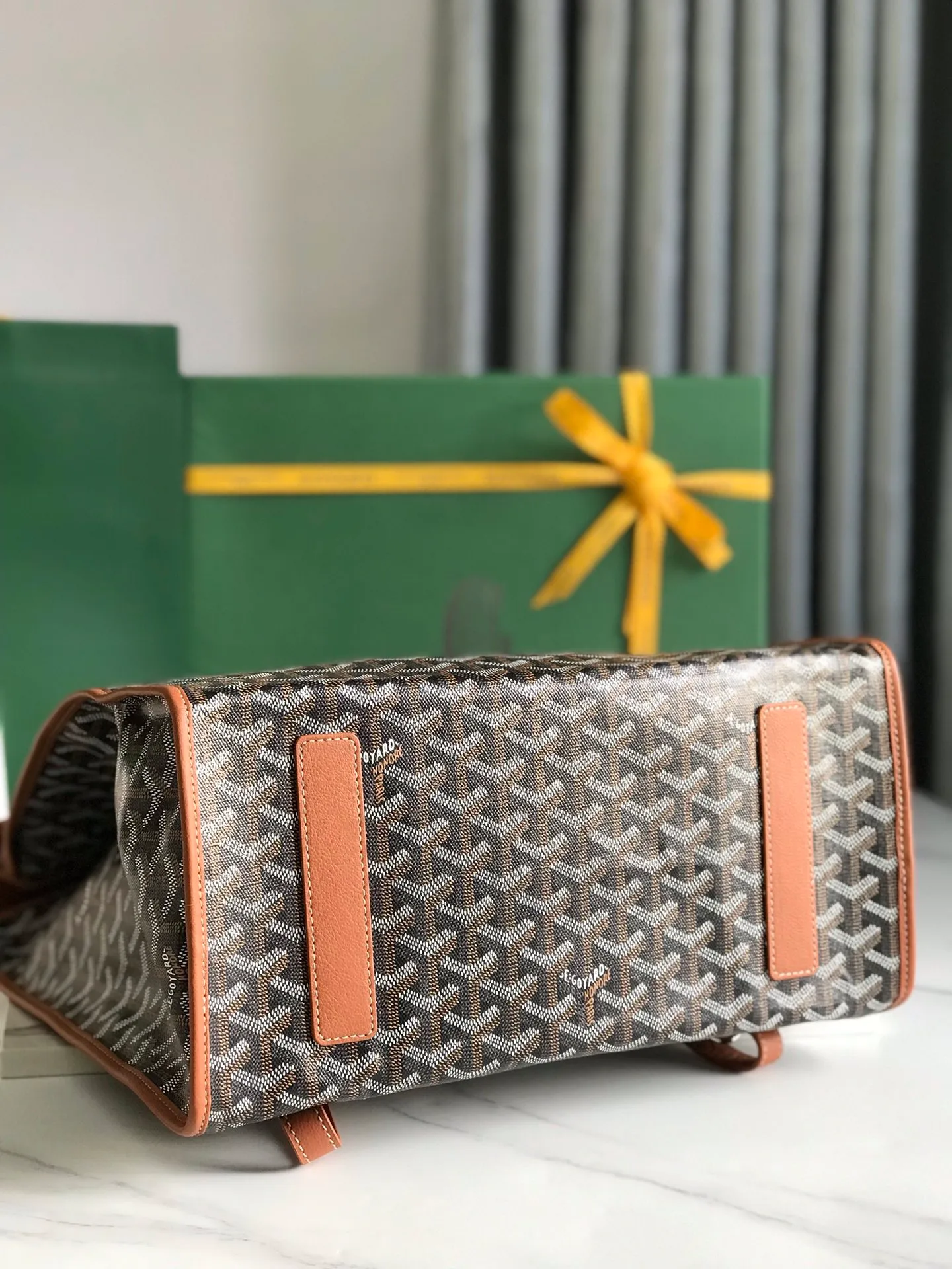 720 ❤️Goyard Saint Leger Folding Backpack The Saint Leger bag follows Goyard's consistent principles of modular design and functionality. It has a large internal space and is equipped with a detachable and adjustable shoulder strap. It can be cleverly converted into a briefcase or backpack. It is an indispensable and excellent companion for daily travel❤️ Size: 33*35*16cm 🔎: 020191