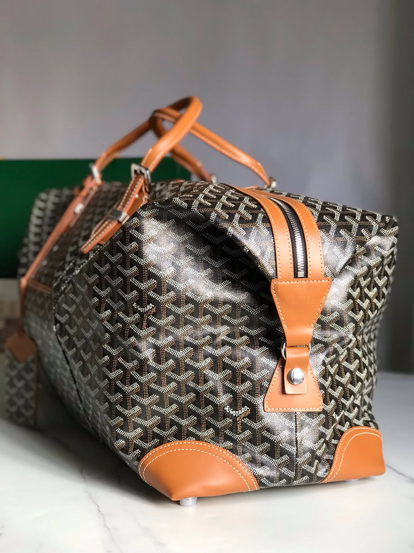 1250💝Boeing travel bag (length 55cm) is very suitable for friends who carry many items. It can be used in the cabin or as a luggage bag. The extra large capacity can hold all kinds of winter clothes, shoes, cosmetic bags... The handles made of first-layer cowhide ensure comfort when carrying, and the length is adjustable. Opening the side wings on both sides of the opening can increase the capacity. (Delivery tag) Size: 55cm x 32cm x 22cm 🔎020156