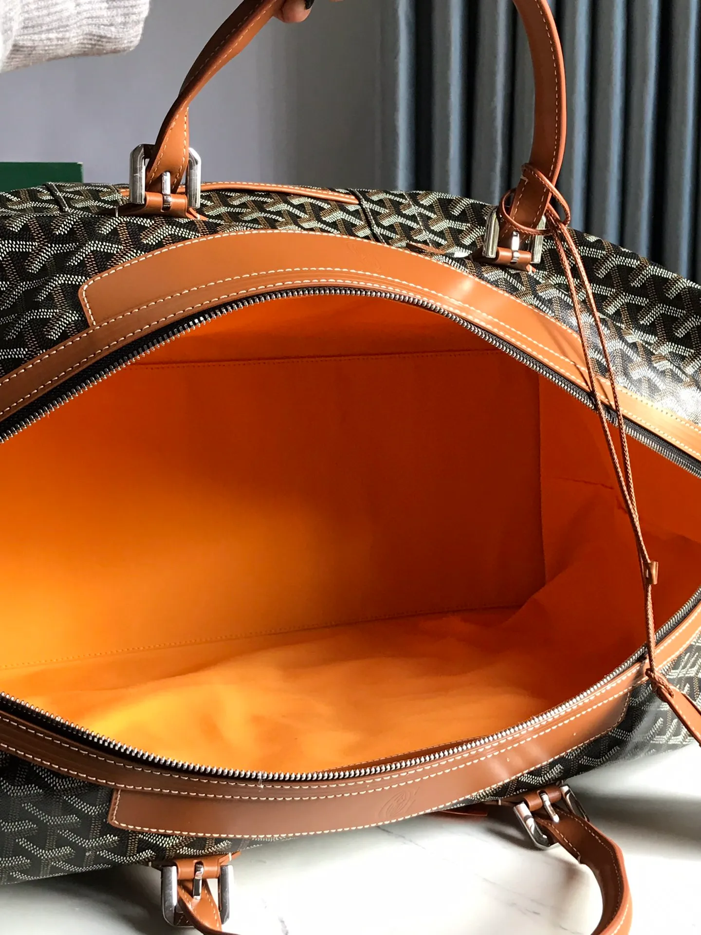 1250💝Boeing travel bag (length 55cm) is very suitable for friends who carry many items. It can be used in the cabin or as a luggage bag. The extra large capacity can hold all kinds of winter clothes, shoes, cosmetic bags... The handles made of first-layer cowhide ensure comfort when carrying, and the length is adjustable. Opening the side wings on both sides of the opening can increase the capacity. (Delivery tag) Size: 55cm x 32cm x 22cm 🔎020156