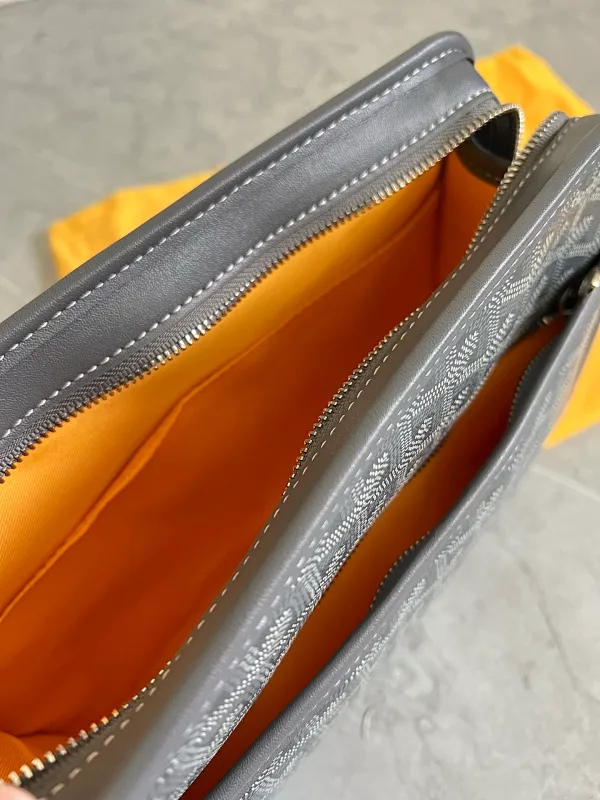 All categories Official website "Brand Women's Bags" Women's Bags 💙GOYARD 2025 new GOYARD toiletry bag