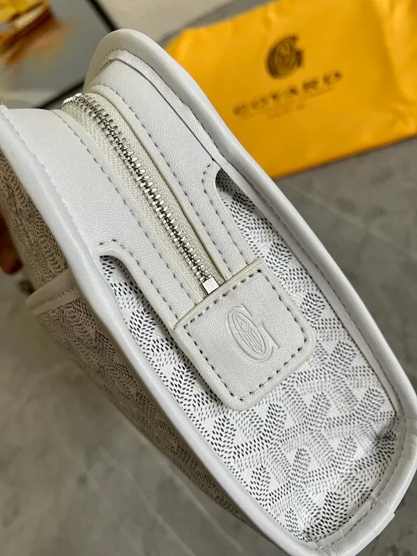 All categories Official website "Brand Women's Bags" Women's Bags 💙GOYARD 2025 new GOYARD toiletry bag
