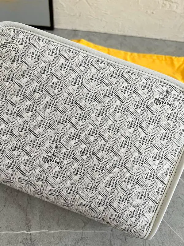 All categories Official website "Brand Women's Bags" Women's Bags 💙GOYARD 2025 new GOYARD toiletry bag