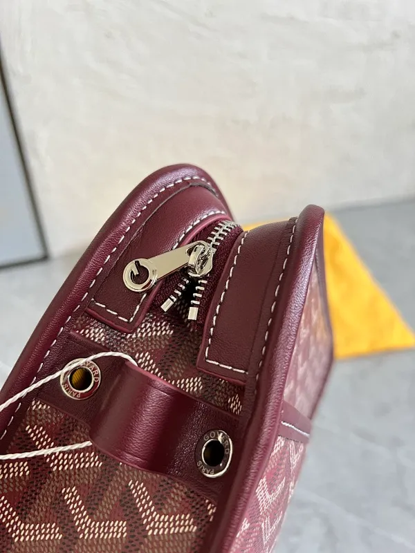 All categories Official website "Brand Women's Bags" Women's Bags 💙GOYARD 2025 new GOYARD toiletry bag