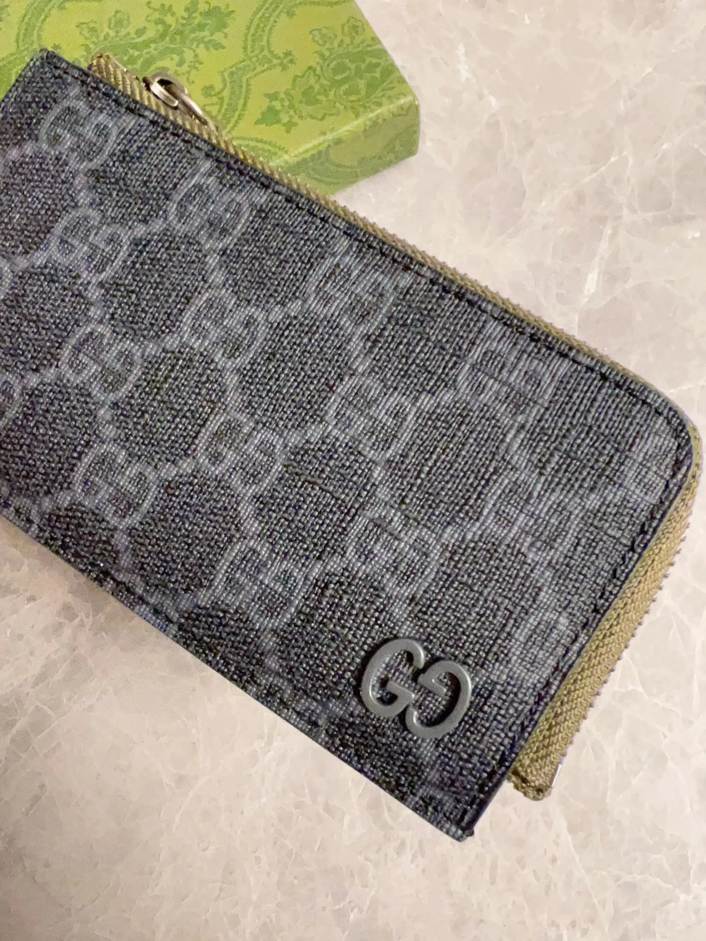 💰340 🇭🇺🇭🇺Gucci’s latest collection ~ card holder 🥗🥗 uses a two-tone design full of contrasting beauty to bring out the GG logo emblazoned on the bag🥗🥗The fabric is black GG, and the lining is made of contrasting cowhide leather 🥗🥗Black GG Supreme canvas, 🥗🥗with dark gray ceramic effect double G, size: 13.5x 8cm model: 795233 (original product)