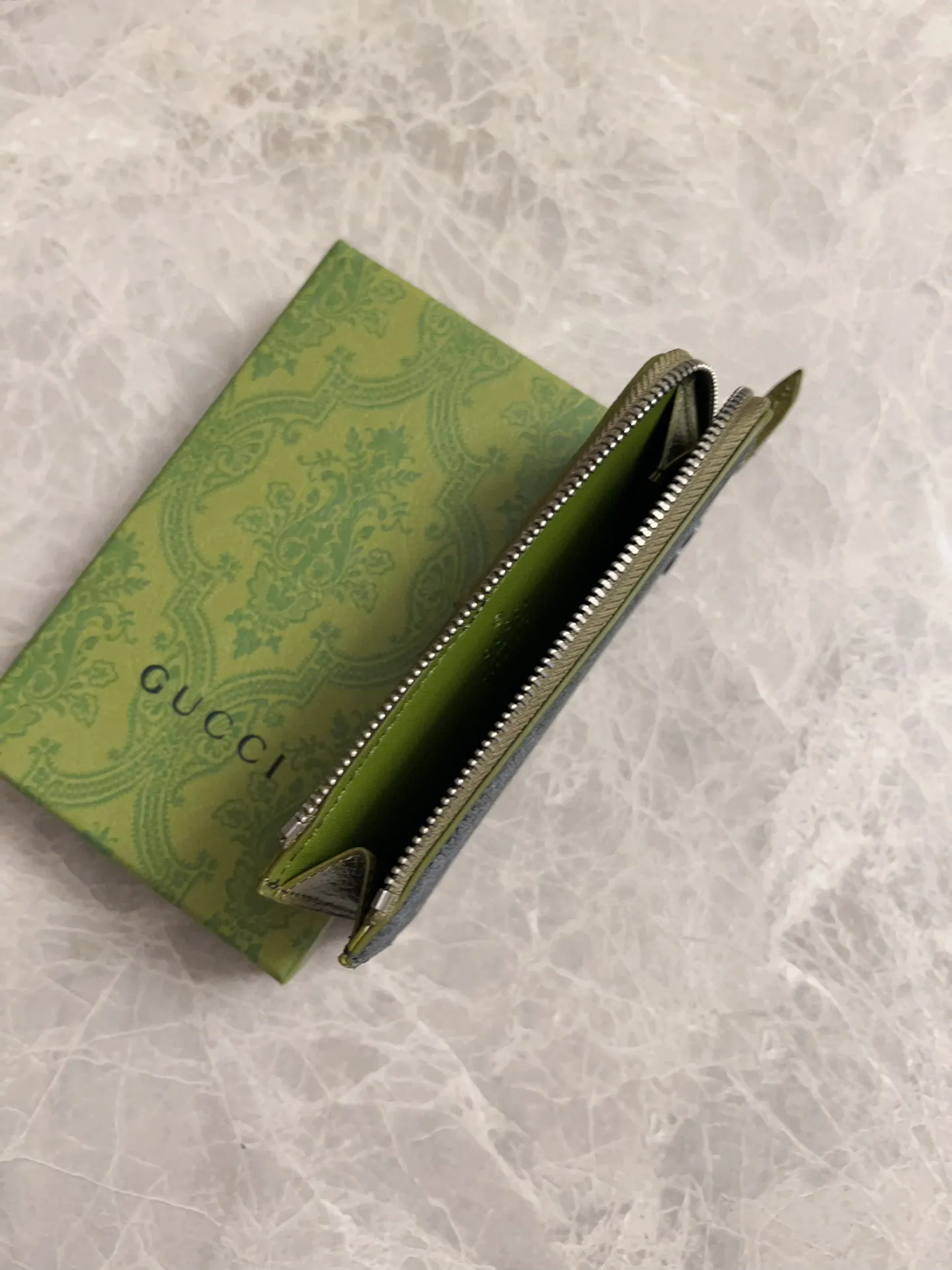 💰340 🇭🇺🇭🇺Gucci’s latest collection ~ card holder 🥗🥗 uses a two-tone design full of contrasting beauty to bring out the GG logo emblazoned on the bag🥗🥗The fabric is black GG, and the lining is made of contrasting cowhide leather 🥗🥗Black GG Supreme canvas, 🥗🥗with dark gray ceramic effect double G, size: 13.5x 8cm model: 795233 (original product)