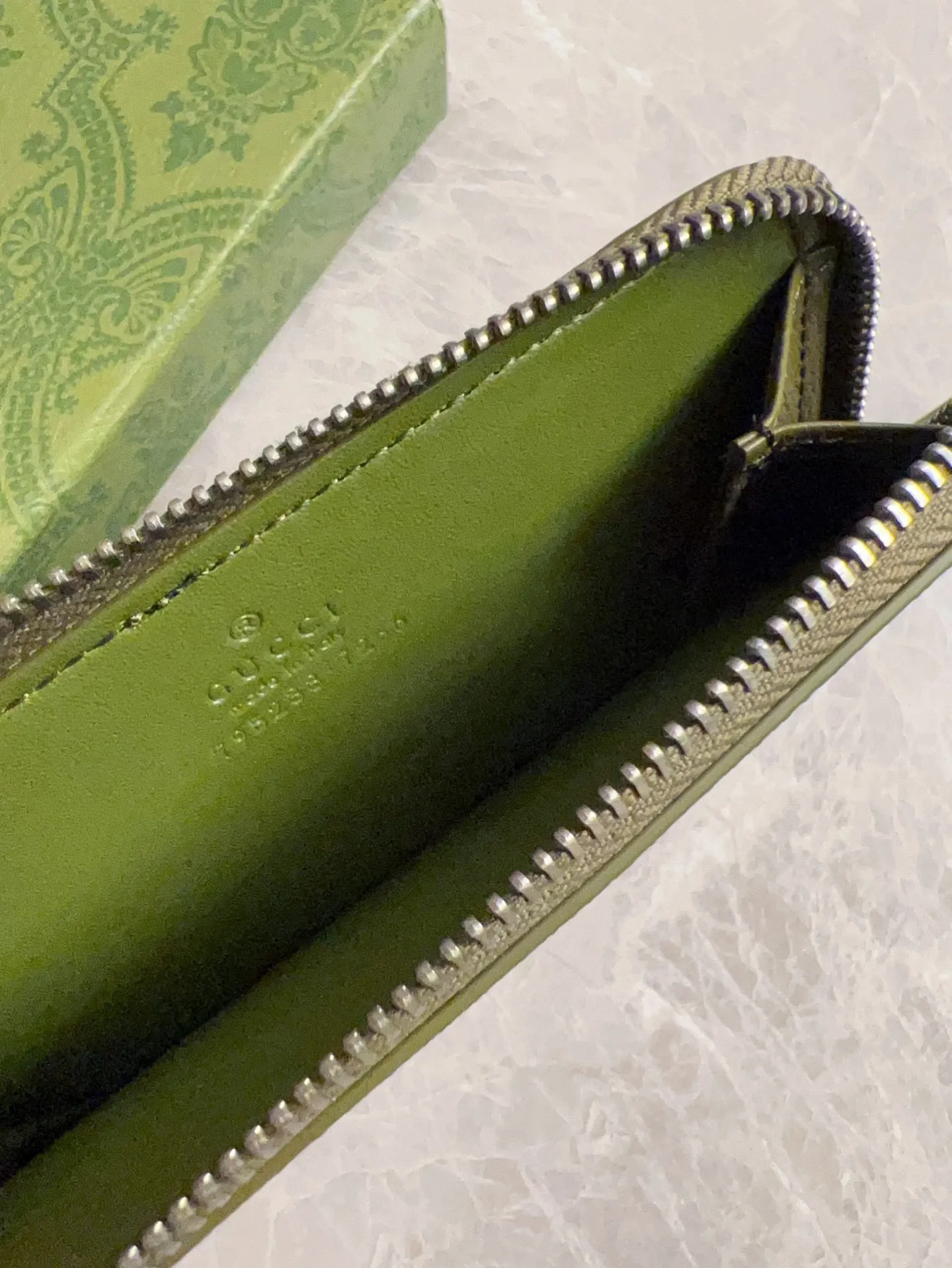💰340 🇭🇺🇭🇺Gucci’s latest collection ~ card holder 🥗🥗 uses a two-tone design full of contrasting beauty to bring out the GG logo emblazoned on the bag🥗🥗The fabric is black GG, and the lining is made of contrasting cowhide leather 🥗🥗Black GG Supreme canvas, 🥗🥗with dark gray ceramic effect double G, size: 13.5x 8cm model: 795233 (original product)