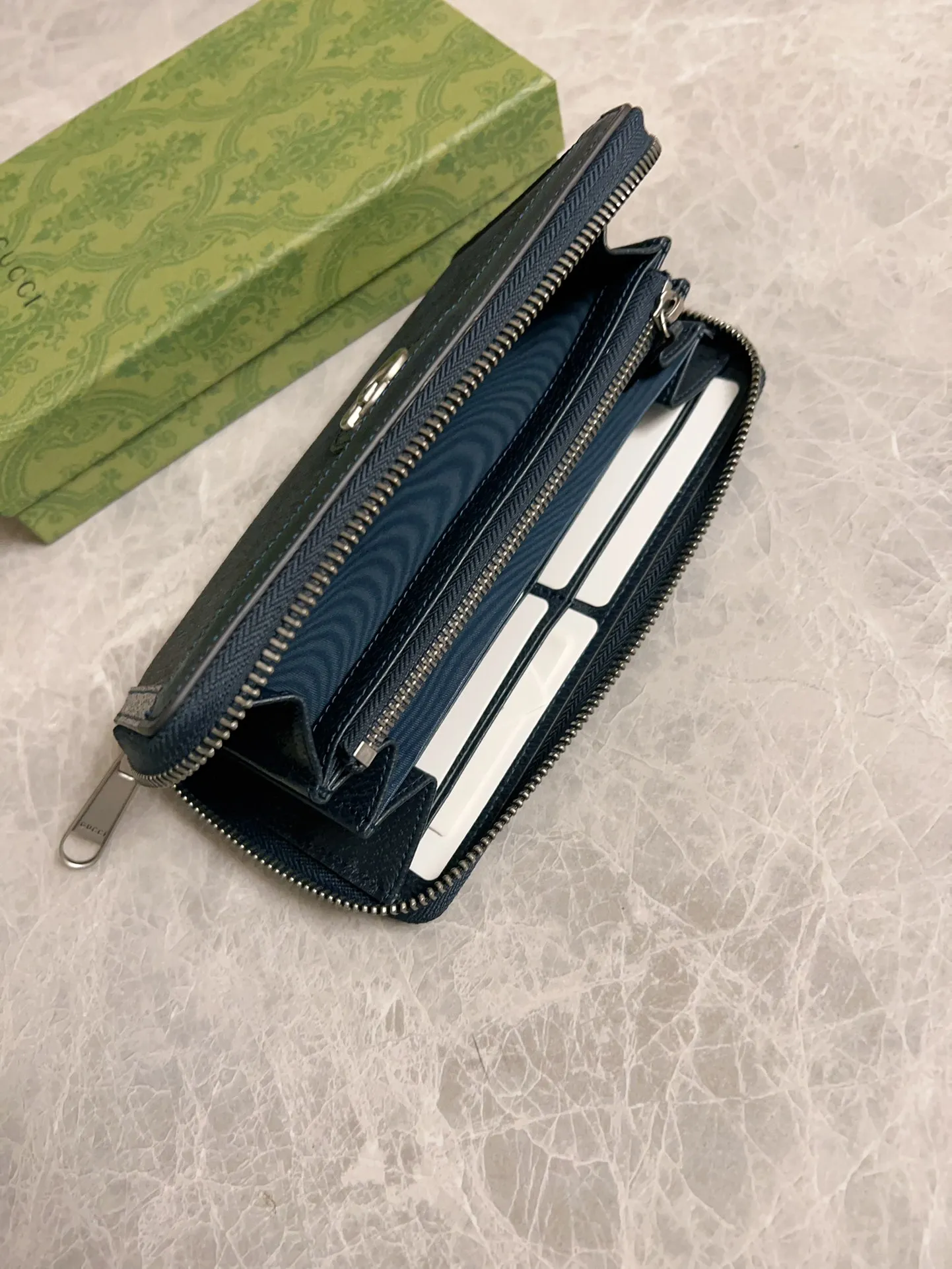 💰440 🇭🇺🇭🇺GucciO’s latest phidia series zipper bag, Ophidia series items have endless retro feelings. Dark blue GG Supreme canvas, dark blue cowhide piping, palladium tone hardware Double G Model: 706844 Dimensions: 19x 10x2.5cm Color: dark blue/pvc.