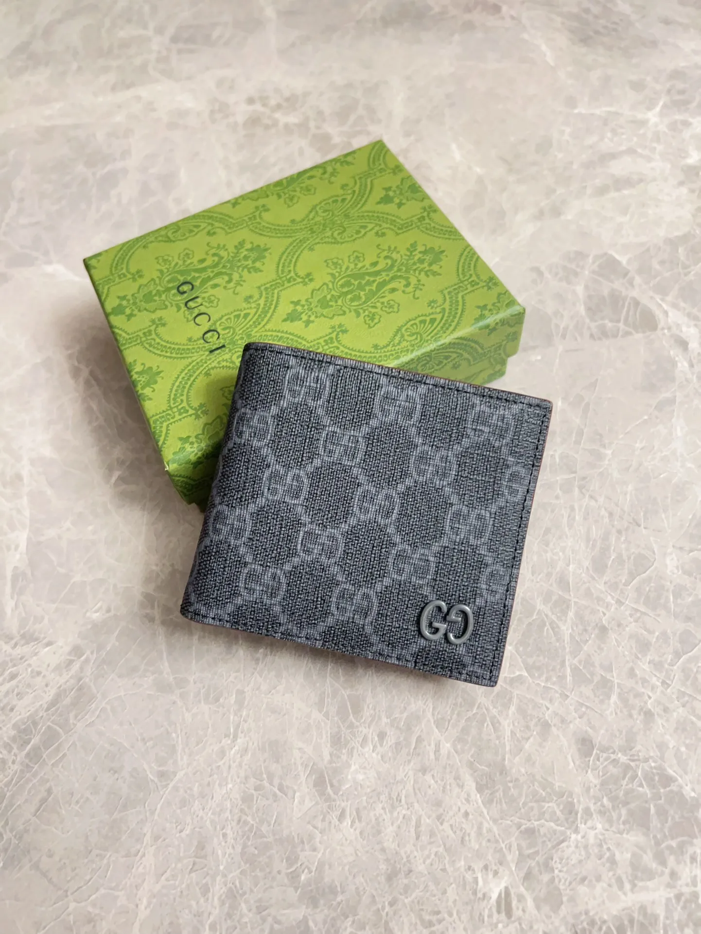 💰320🇭🇺🇭🇺Gucci’s latest collection ~ short clip (built-in coin pocket) 🧤🧤The two-tone design full of contrasting beauty makes the GG logo emblazoned on the body of the bag show off🧤🧤The fabric is made of black GG, and the lining is made of contrasting cowhide leather🧤🧤Black GG Supreme canvas with dark gray ceramic effect Double G, size: 11x 9cm Model: 768244 (original product)