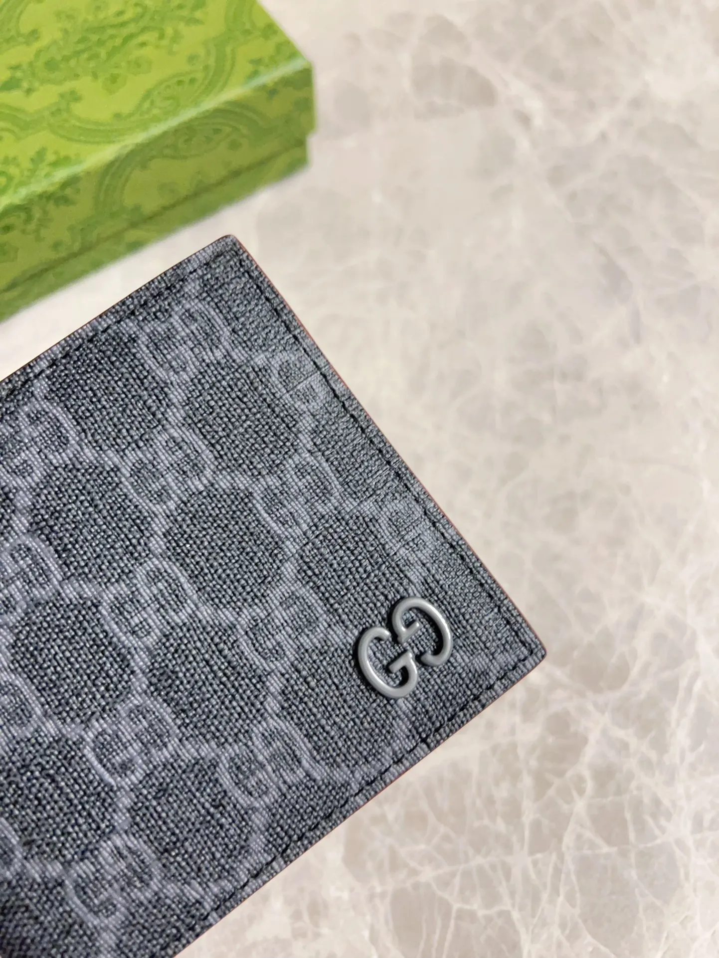 💰320🇭🇺🇭🇺Gucci’s latest collection ~ short clip (built-in coin pocket) 🧤🧤The two-tone design full of contrasting beauty makes the GG logo emblazoned on the body of the bag show off🧤🧤The fabric is made of black GG, and the lining is made of contrasting cowhide leather🧤🧤Black GG Supreme canvas with dark gray ceramic effect Double G, size: 11x 9cm Model: 768244 (original product)