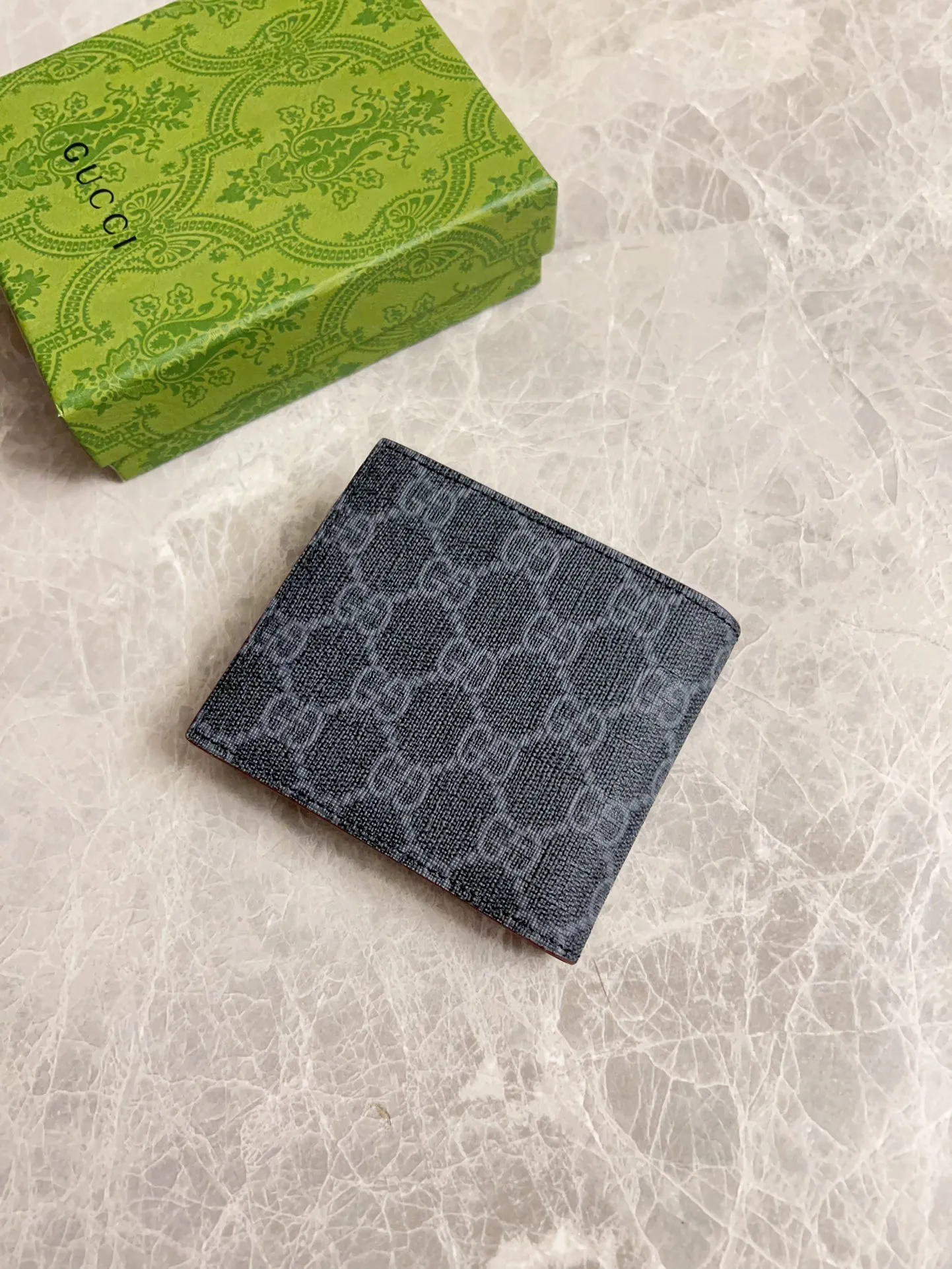 💰320🇭🇺🇭🇺Gucci’s latest collection ~ short clip (built-in coin pocket) 🧤🧤The two-tone design full of contrasting beauty makes the GG logo emblazoned on the body of the bag show off🧤🧤The fabric is made of black GG, and the lining is made of contrasting cowhide leather🧤🧤Black GG Supreme canvas with dark gray ceramic effect Double G, size: 11x 9cm Model: 768244 (original product)