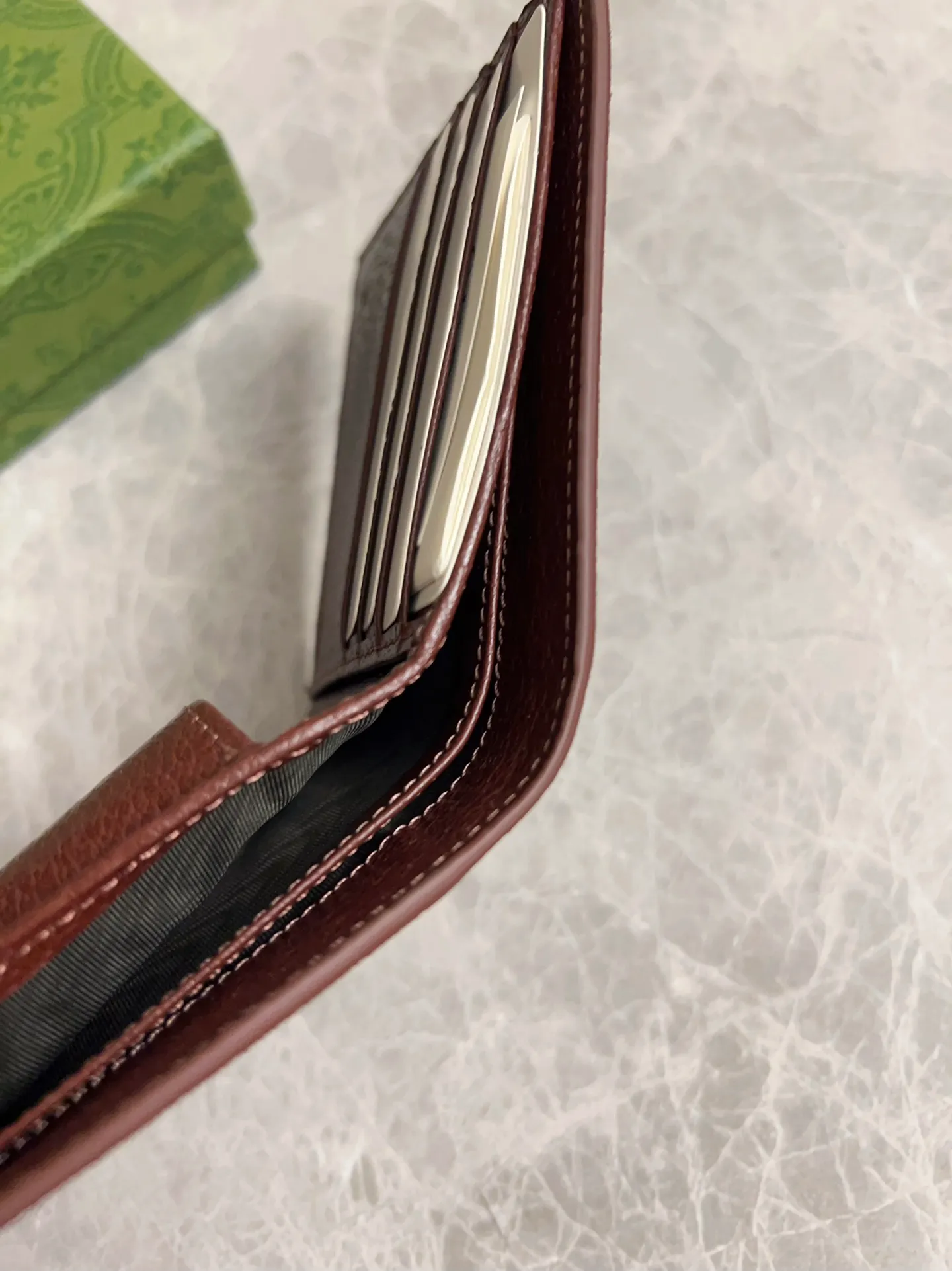 💰320🇭🇺🇭🇺Gucci’s latest collection ~ short clip (built-in coin pocket) 🧤🧤The two-tone design full of contrasting beauty makes the GG logo emblazoned on the body of the bag show off🧤🧤The fabric is made of black GG, and the lining is made of contrasting cowhide leather🧤🧤Black GG Supreme canvas with dark gray ceramic effect Double G, size: 11x 9cm Model: 768244 (original product)