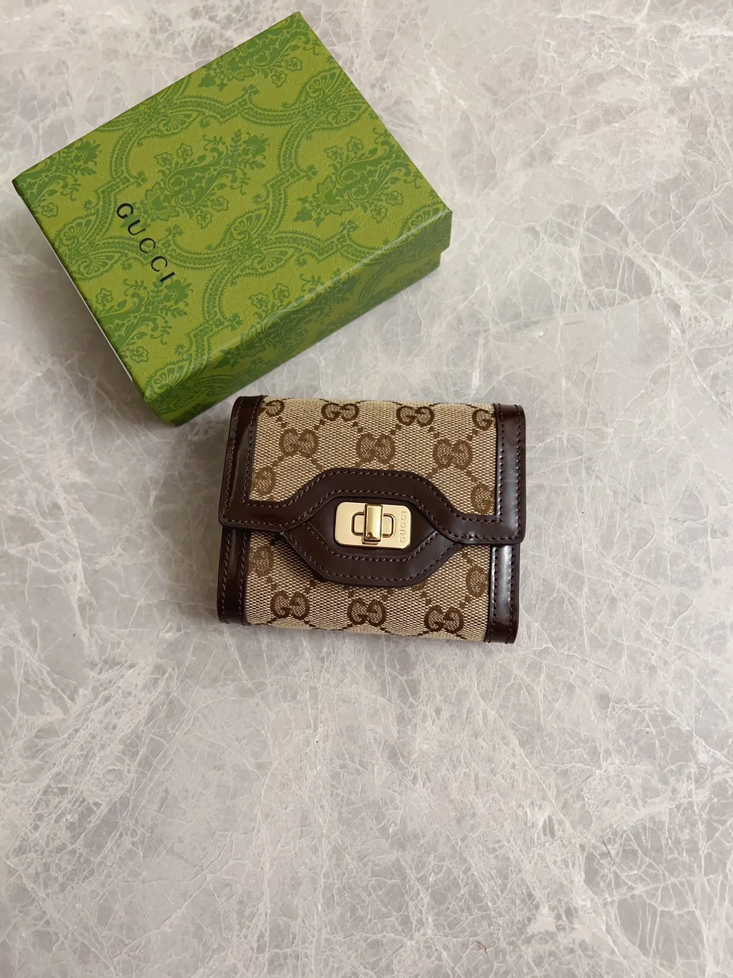 💰480 🇮🇹🇮🇹The Gucci Luce series exudes a strong sense of playfulness and fun. "Luce" means "light" in Italian. Original GG canvas brings design essence to this elegant mini shoulder bag. Blue cowhide piping and light gold-toned hardware are complemented by beige and ebony graphics. Model: 790035 Size: 12x 11x 3cm Color: Blue/Brown