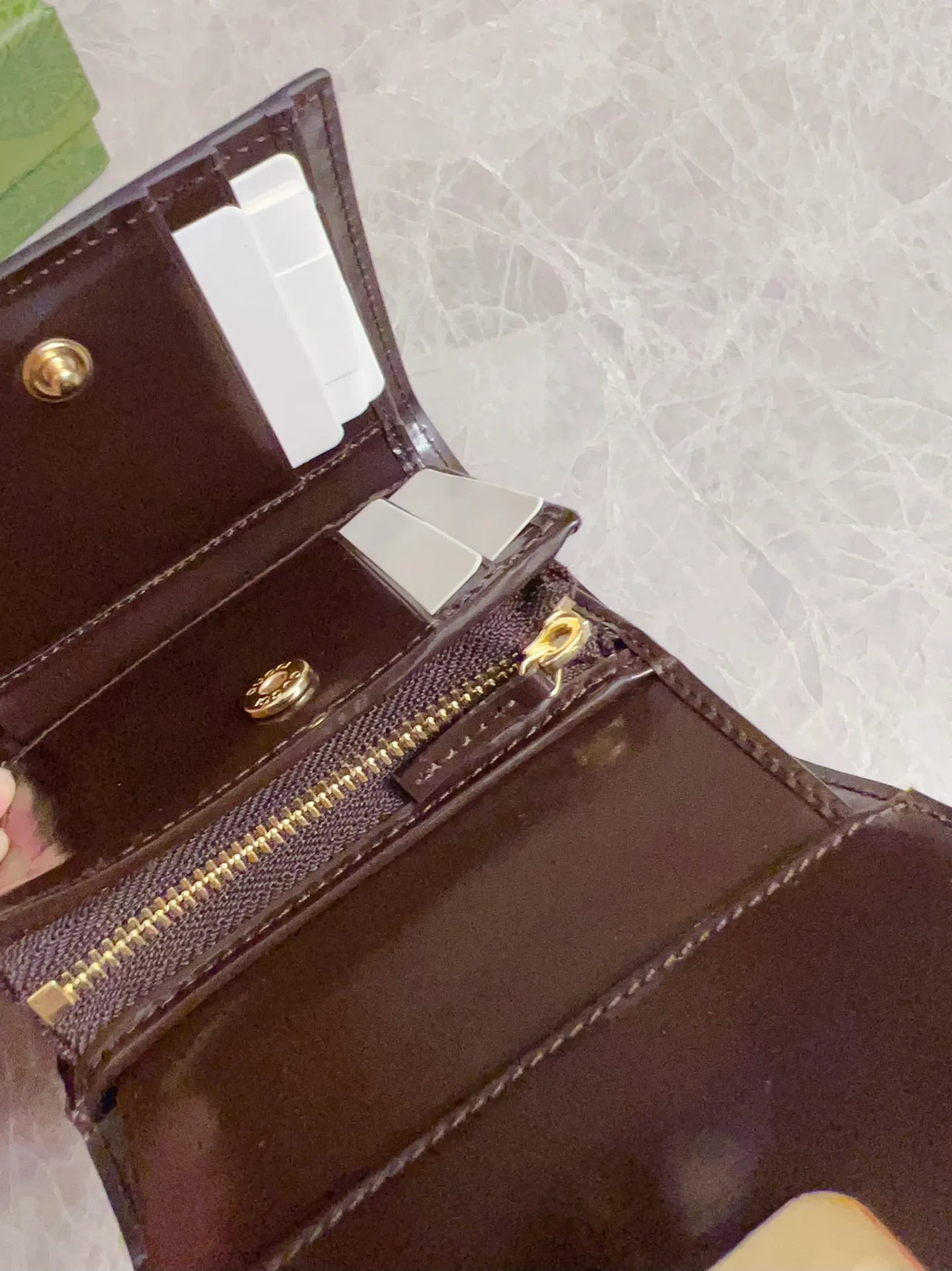💰480 🇮🇹🇮🇹The Gucci Luce series exudes a strong sense of playfulness and fun. "Luce" means "light" in Italian. Original GG canvas brings design essence to this elegant mini shoulder bag. Blue cowhide piping and light gold-toned hardware are complemented by beige and ebony graphics. Model: 790035 Size: 12x 11x 3cm Color: Blue/Brown