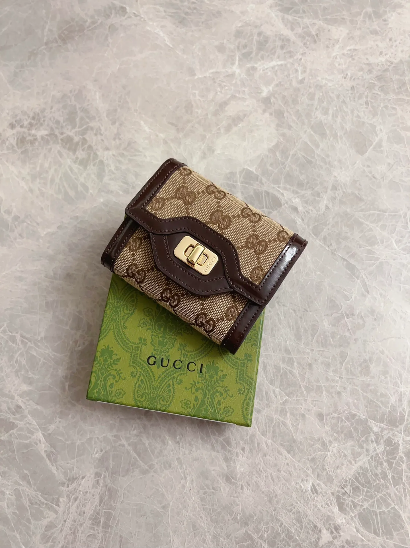 💰480 🇮🇹🇮🇹The Gucci Luce series exudes a strong sense of playfulness and fun. "Luce" means "light" in Italian. Original GG canvas brings design essence to this elegant mini shoulder bag. Blue cowhide piping and light gold-toned hardware are complemented by beige and ebony graphics. Model: 790035 Size: 12x 11x 3cm Color: Blue/Brown