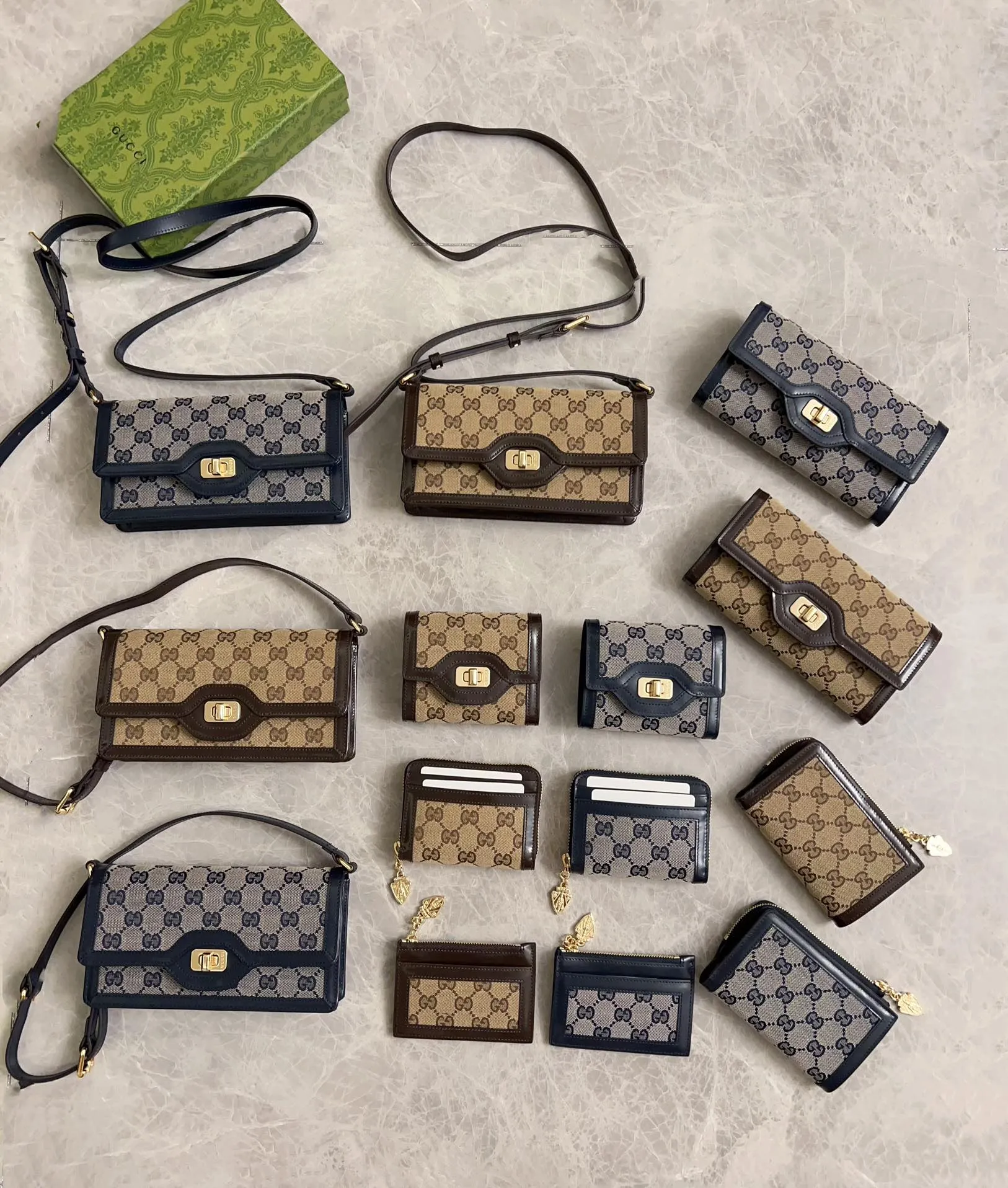 💰480 🇮🇹🇮🇹The Gucci Luce series exudes a strong sense of playfulness and fun. "Luce" means "light" in Italian. Original GG canvas brings design essence to this elegant mini shoulder bag. Blue cowhide piping and light gold-toned hardware are complemented by beige and ebony graphics. Model: 790035 Size: 12x 11x 3cm Color: Blue/Brown