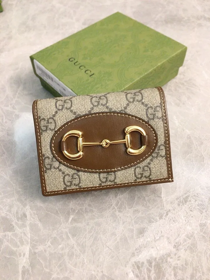 💰360 🇭🇺🇭🇺 In the spring and summer series~beige🐡🐡newly launched Gucci is made of GG Supreme high-end artificial canvas and cowhide material 🐡🐡1955 Horsebit Card Holder This series adopts the same double-ring and long strip design as the handbag 🐡🐡This detail is inspired by the brand’s equestrian origins 🐡🐡It is one of Gucci’s classic heritage🐡🐡It is also one of the brand’s most representative symbolic elements🐡🐡Model: 621887, size: width 11x height 8.5x side width 3cm