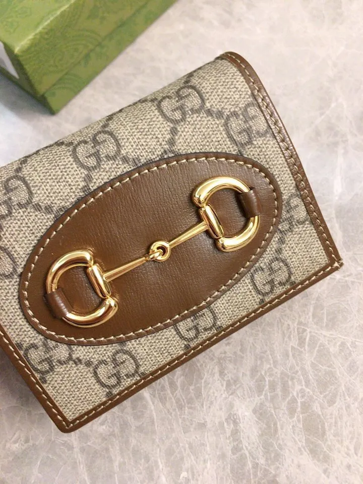 💰360 🇭🇺🇭🇺 In the spring and summer series~beige🐡🐡newly launched Gucci is made of GG Supreme high-end artificial canvas and cowhide material 🐡🐡1955 Horsebit Card Holder This series adopts the same double-ring and long strip design as the handbag 🐡🐡This detail is inspired by the brand’s equestrian origins 🐡🐡It is one of Gucci’s classic heritage🐡🐡It is also one of the brand’s most representative symbolic elements🐡🐡Model: 621887, size: width 11x height 8.5x side width 3cm