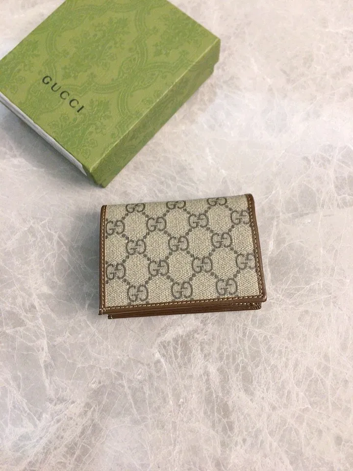 💰360 🇭🇺🇭🇺 In the spring and summer series~beige🐡🐡newly launched Gucci is made of GG Supreme high-end artificial canvas and cowhide material 🐡🐡1955 Horsebit Card Holder This series adopts the same double-ring and long strip design as the handbag 🐡🐡This detail is inspired by the brand’s equestrian origins 🐡🐡It is one of Gucci’s classic heritage🐡🐡It is also one of the brand’s most representative symbolic elements🐡🐡Model: 621887, size: width 11x height 8.5x side width 3cm