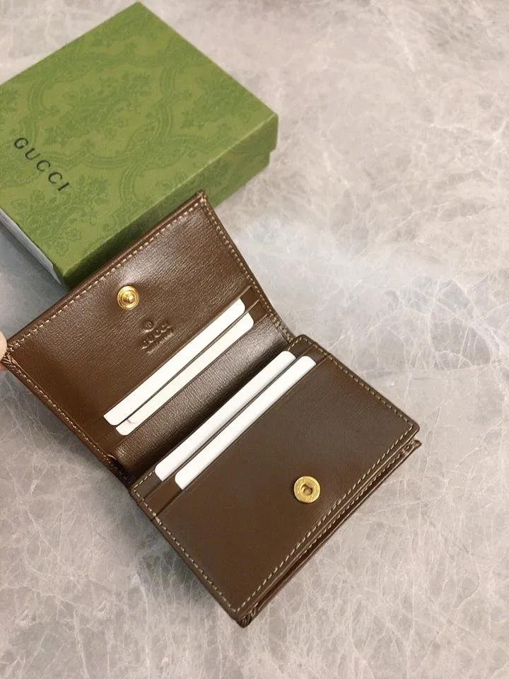 💰360 🇭🇺🇭🇺 In the spring and summer series~beige🐡🐡newly launched Gucci is made of GG Supreme high-end artificial canvas and cowhide material 🐡🐡1955 Horsebit Card Holder This series adopts the same double-ring and long strip design as the handbag 🐡🐡This detail is inspired by the brand’s equestrian origins 🐡🐡It is one of Gucci’s classic heritage🐡🐡It is also one of the brand’s most representative symbolic elements🐡🐡Model: 621887, size: width 11x height 8.5x side width 3cm