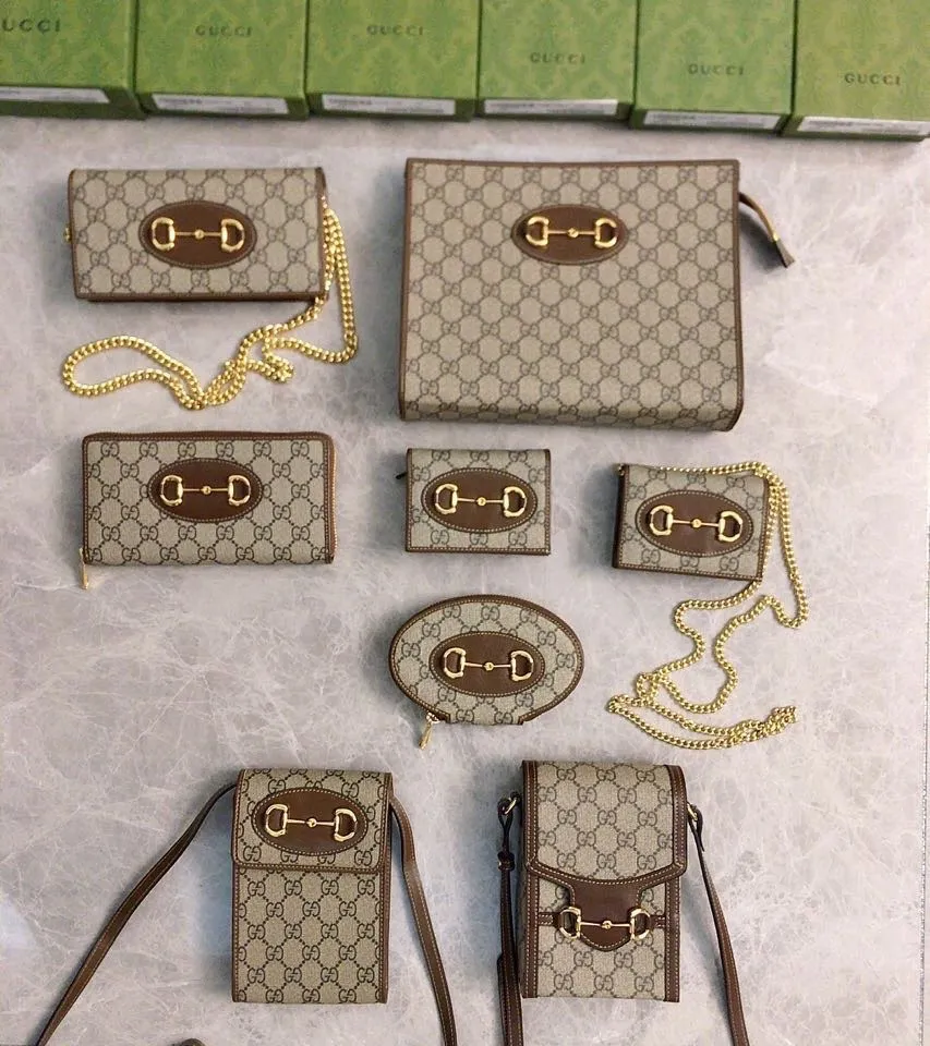 💰360 🇭🇺🇭🇺 In the spring and summer series~beige🐡🐡newly launched Gucci is made of GG Supreme high-end artificial canvas and cowhide material 🐡🐡1955 Horsebit Card Holder This series adopts the same double-ring and long strip design as the handbag 🐡🐡This detail is inspired by the brand’s equestrian origins 🐡🐡It is one of Gucci’s classic heritage🐡🐡It is also one of the brand’s most representative symbolic elements🐡🐡Model: 621887, size: width 11x height 8.5x side width 3cm
