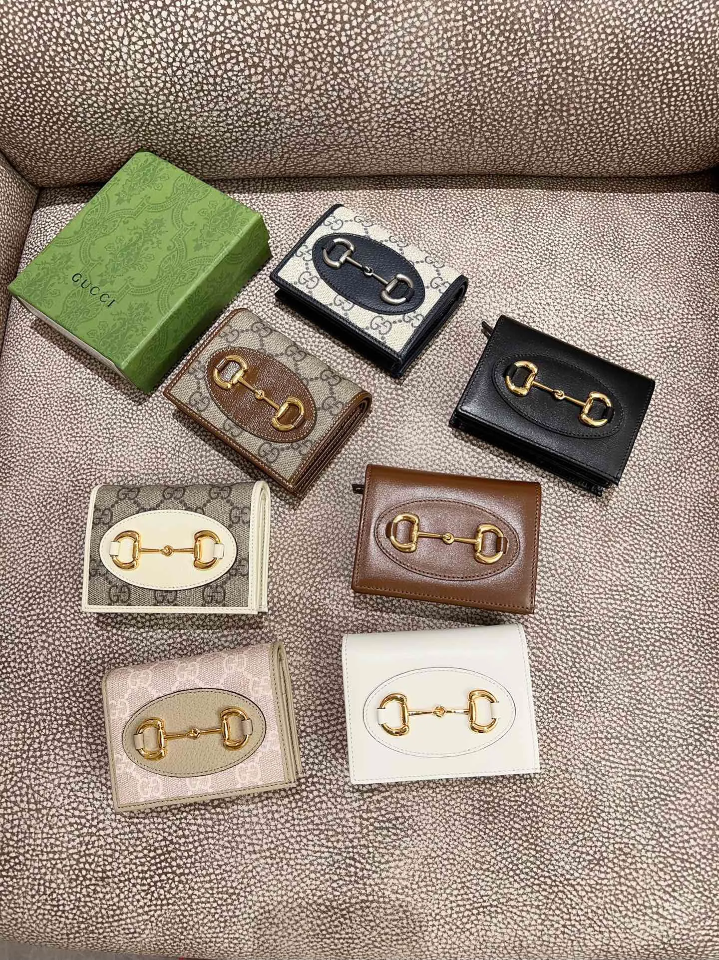 💰360 🇭🇺🇭🇺 In the spring and summer series~beige🐡🐡newly launched Gucci is made of GG Supreme high-end artificial canvas and cowhide material 🐡🐡1955 Horsebit Card Holder This series adopts the same double-ring and long strip design as the handbag 🐡🐡This detail is inspired by the brand’s equestrian origins 🐡🐡It is one of Gucci’s classic heritage🐡🐡It is also one of the brand’s most representative symbolic elements🐡🐡Model: 621887, size: width 11x height 8.5x side width 3cm
