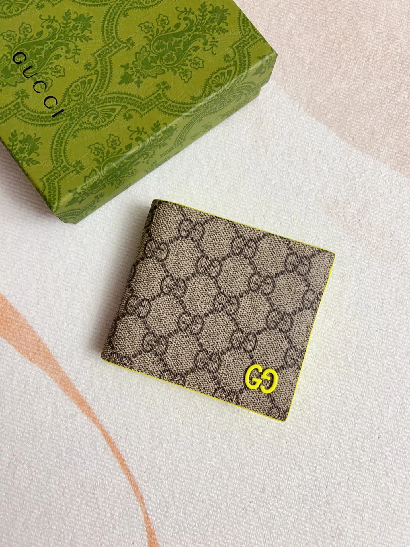 💰310 🇭🇺🇭🇺Gucci’s latest collection ~ Short clip 🧤🧤The two-tone design full of contrasting beauty makes the GG logo emblazoned on the body of the bag shine. 🧤🧤The fabric is made of black GG, and the lining is made of contrasting cowhide. 🧤🧤Black GG Supreme canvas, brown rubber/fluorescent green Size: 11x 9cm Model: 768243 (original product)