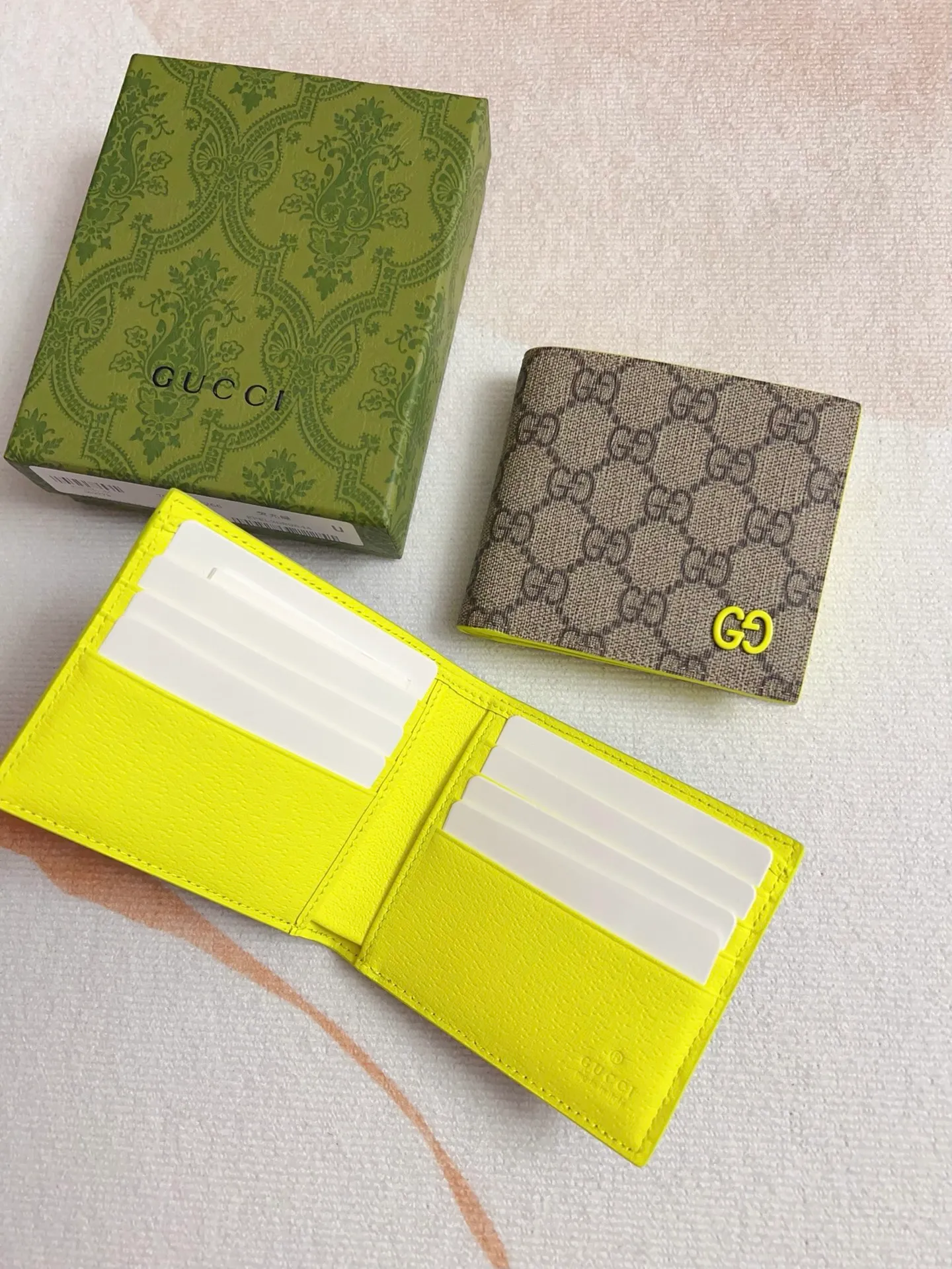 💰310 🇭🇺🇭🇺Gucci’s latest collection ~ Short clip 🧤🧤The two-tone design full of contrasting beauty makes the GG logo emblazoned on the body of the bag shine. 🧤🧤The fabric is made of black GG, and the lining is made of contrasting cowhide. 🧤🧤Black GG Supreme canvas, brown rubber/fluorescent green Size: 11x 9cm Model: 768243 (original product)