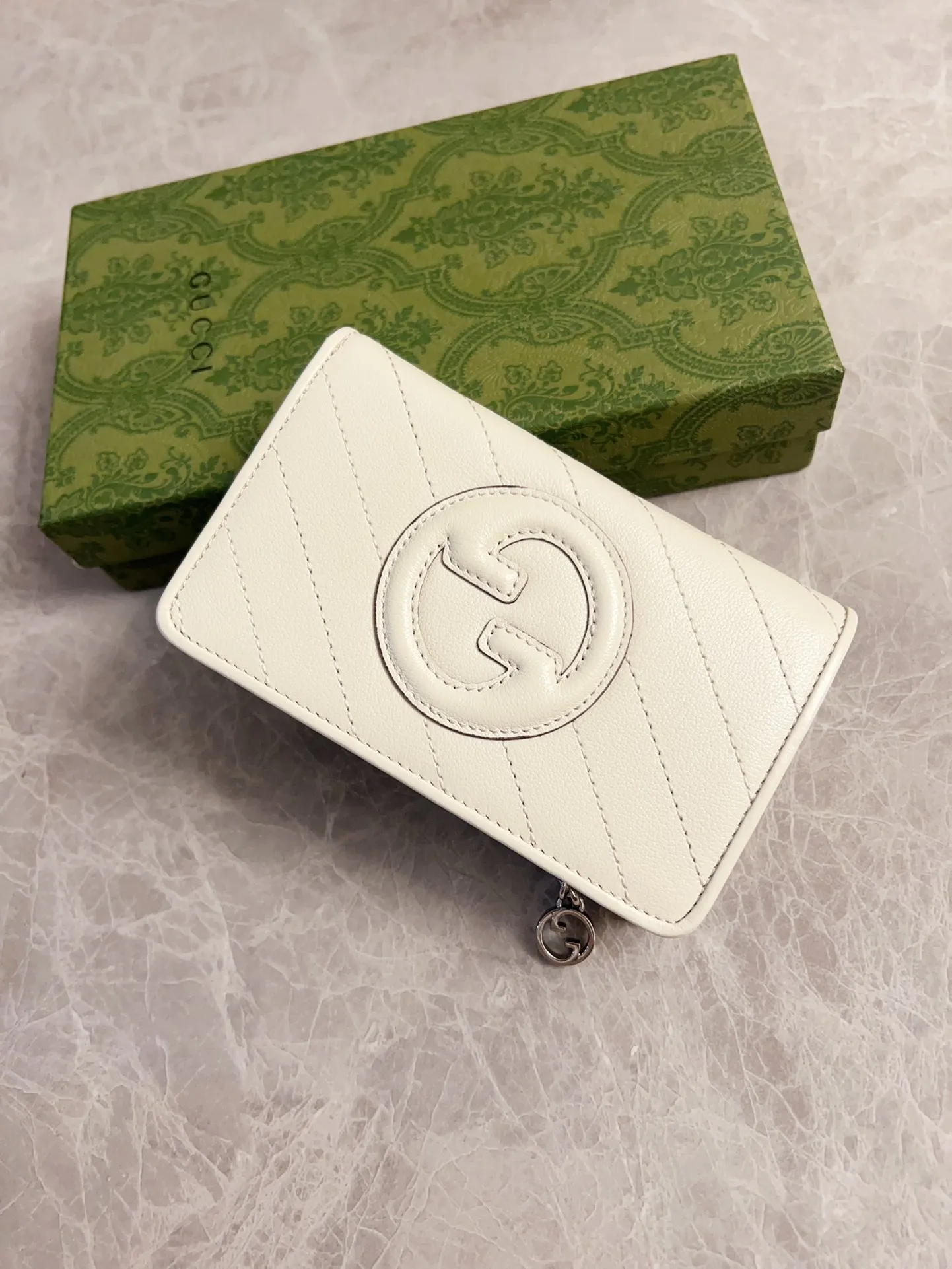 💰440🇮🇹🇮🇹The Gucci Blondie series features one of the brand's bold patterns with a same-tone calfskin design🧽🧽This series is ingenious and incorporates round geometric style interlocking double G🧽🧽to showcase Gucci's modern aesthetic design🧽🧽 Model: 760336 (mid-length clip) Size: 14 (length) x 18.5 (width) x 3cm (thickness) Color: black, gray, brown, pink, green, white/original leather.