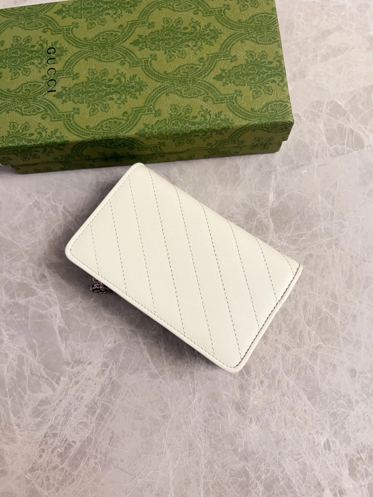💰440🇮🇹🇮🇹The Gucci Blondie series features one of the brand's bold patterns with a same-tone calfskin design🧽🧽This series is ingenious and incorporates round geometric style interlocking double G🧽🧽to showcase Gucci's modern aesthetic design🧽🧽 Model: 760336 (mid-length clip) Size: 14 (length) x 18.5 (width) x 3cm (thickness) Color: black, gray, brown, pink, green, white/original leather.