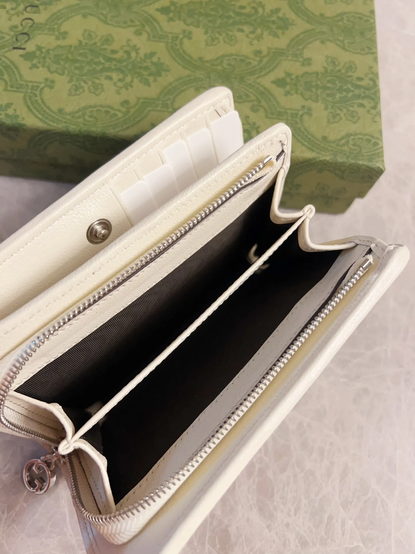 💰440🇮🇹🇮🇹The Gucci Blondie series features one of the brand's bold patterns with a same-tone calfskin design🧽🧽This series is ingenious and incorporates round geometric style interlocking double G🧽🧽to showcase Gucci's modern aesthetic design🧽🧽 Model: 760336 (mid-length clip) Size: 14 (length) x 18.5 (width) x 3cm (thickness) Color: black, gray, brown, pink, green, white/original leather.