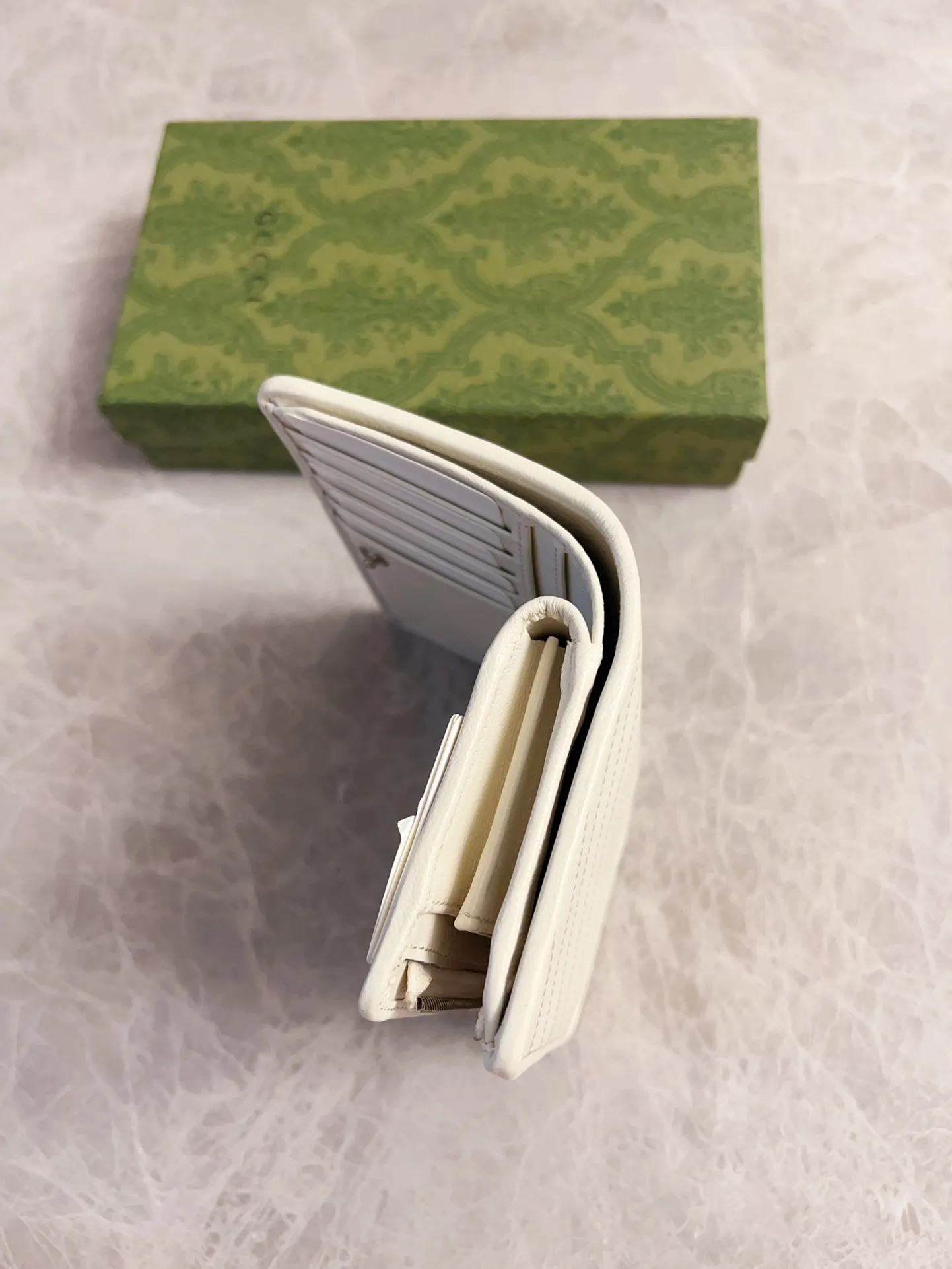 💰440🇮🇹🇮🇹The Gucci Blondie series features one of the brand's bold patterns with a same-tone calfskin design🧽🧽This series is ingenious and incorporates round geometric style interlocking double G🧽🧽to showcase Gucci's modern aesthetic design🧽🧽 Model: 760336 (mid-length clip) Size: 14 (length) x 18.5 (width) x 3cm (thickness) Color: black, gray, brown, pink, green, white/original leather.