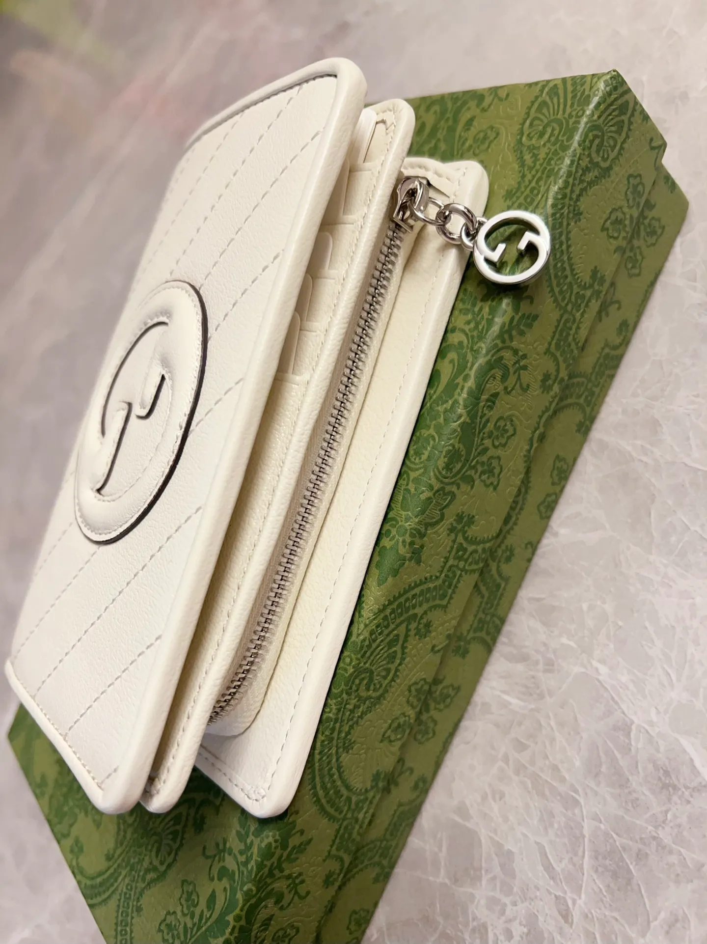 💰440🇮🇹🇮🇹The Gucci Blondie series features one of the brand's bold patterns with a same-tone calfskin design🧽🧽This series is ingenious and incorporates round geometric style interlocking double G🧽🧽to showcase Gucci's modern aesthetic design🧽🧽 Model: 760336 (mid-length clip) Size: 14 (length) x 18.5 (width) x 3cm (thickness) Color: black, gray, brown, pink, green, white/original leather.