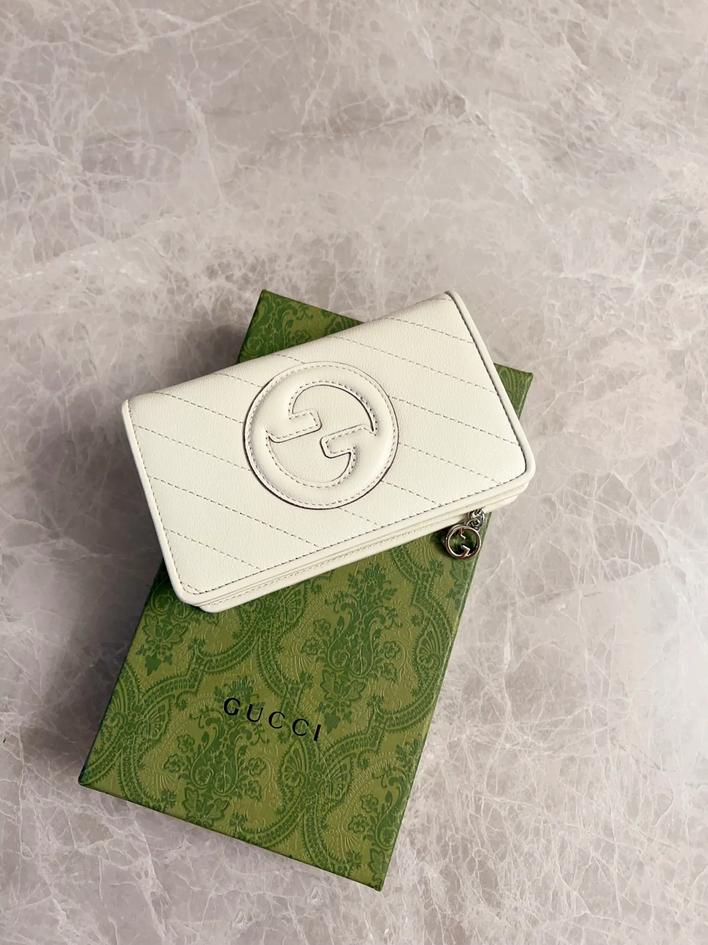 💰440🇮🇹🇮🇹The Gucci Blondie series features one of the brand's bold patterns with a same-tone calfskin design🧽🧽This series is ingenious and incorporates round geometric style interlocking double G🧽🧽to showcase Gucci's modern aesthetic design🧽🧽 Model: 760336 (mid-length clip) Size: 14 (length) x 18.5 (width) x 3cm (thickness) Color: black, gray, brown, pink, green, white/original leather.