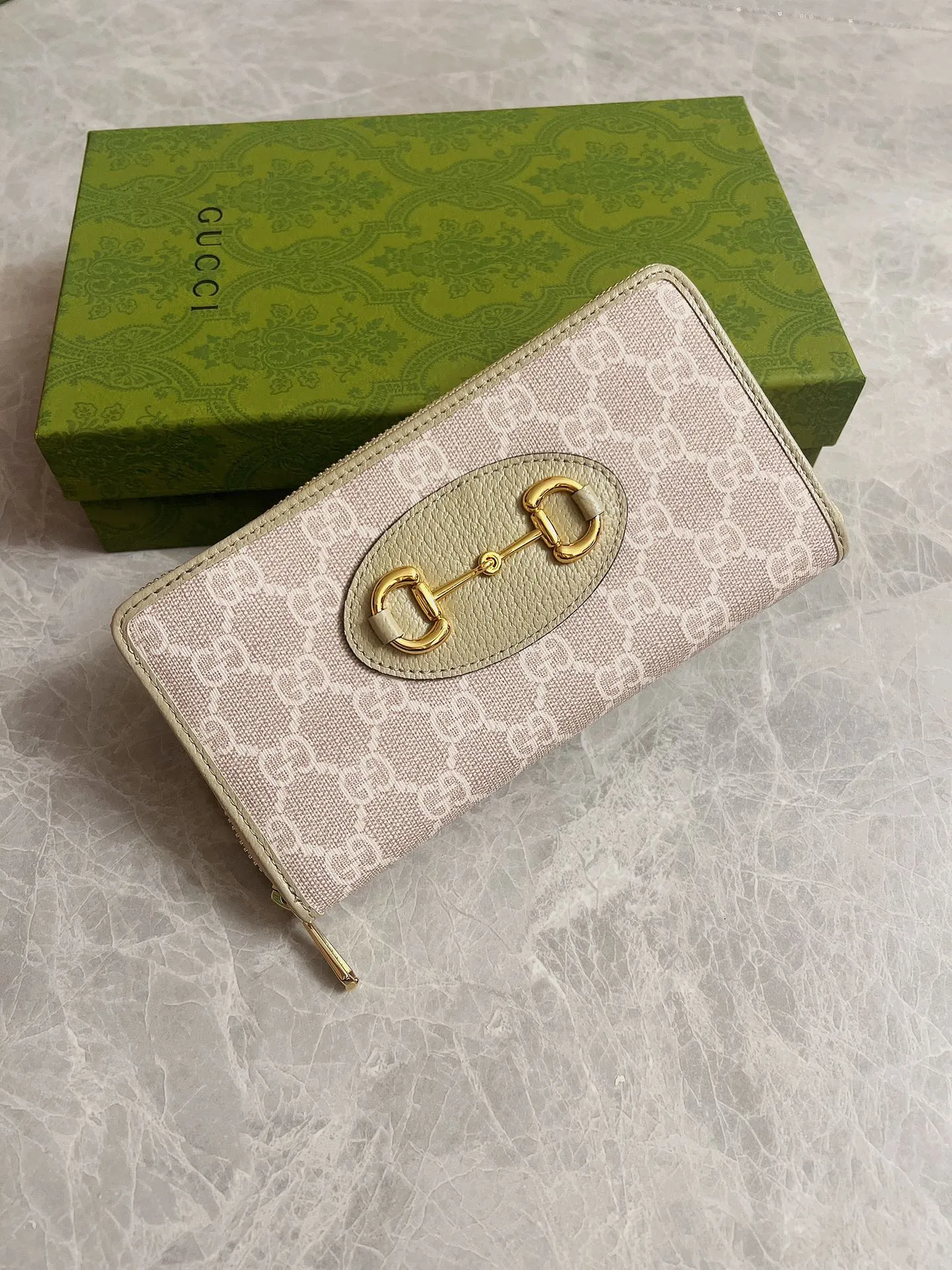 💰420🇭🇺🇭🇺 In the 2002 off-white spring and summer series🍿🍿newly launched Gucci is made of GG Supreme high-grade artificial canvas and brown leather. 🍿🍿1955 Horsebit Card Holder This series adopts the same double ring and long strip design as the handbag 🍿🍿This detail is inspired by the brand’s equestrian roots 🍿🍿 It is one of Gucci’s classic heritage 🍿🍿 It is also one of the brand’s most representative symbolic elements 🍿🍿Model: 621889, size: 19.5x10x3cm