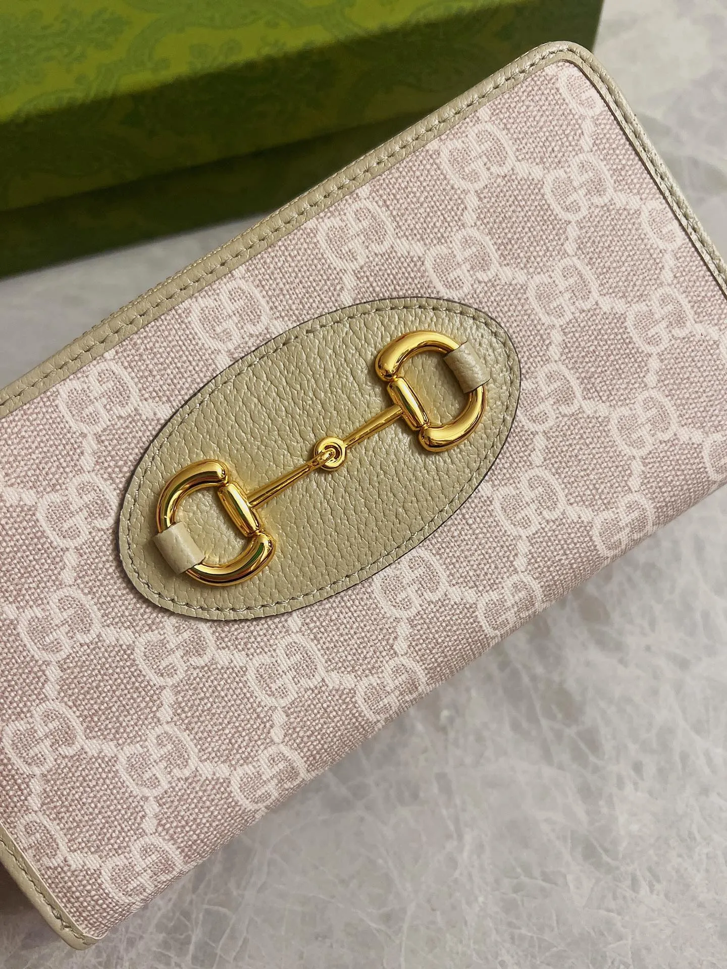 💰420🇭🇺🇭🇺 In the 2002 off-white spring and summer series🍿🍿newly launched Gucci is made of GG Supreme high-grade artificial canvas and brown leather. 🍿🍿1955 Horsebit Card Holder This series adopts the same double ring and long strip design as the handbag 🍿🍿This detail is inspired by the brand’s equestrian roots 🍿🍿 It is one of Gucci’s classic heritage 🍿🍿 It is also one of the brand’s most representative symbolic elements 🍿🍿Model: 621889, size: 19.5x10x3cm