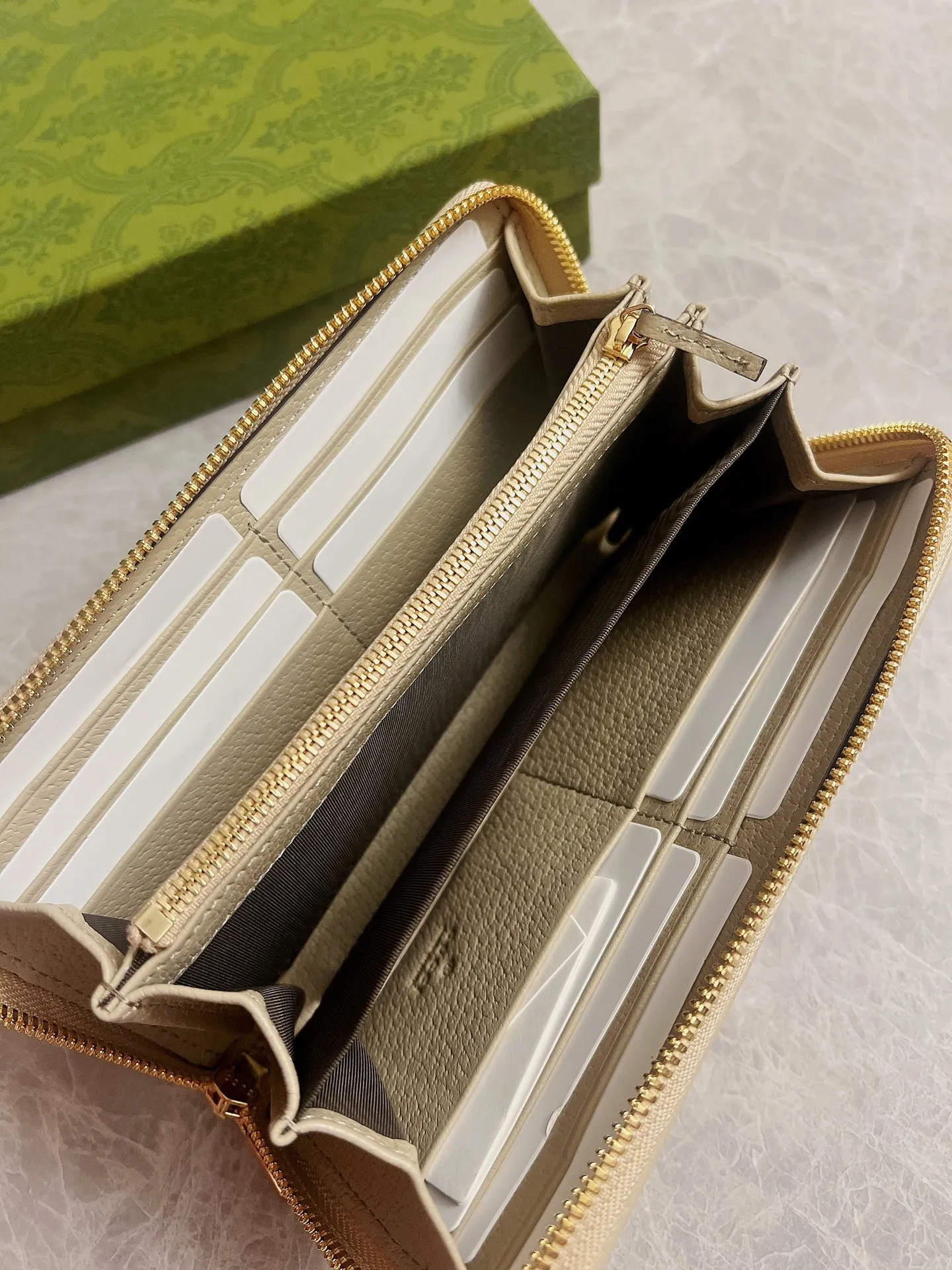 💰420🇭🇺🇭🇺 In the 2002 off-white spring and summer series🍿🍿newly launched Gucci is made of GG Supreme high-grade artificial canvas and brown leather. 🍿🍿1955 Horsebit Card Holder This series adopts the same double ring and long strip design as the handbag 🍿🍿This detail is inspired by the brand’s equestrian roots 🍿🍿 It is one of Gucci’s classic heritage 🍿🍿 It is also one of the brand’s most representative symbolic elements 🍿🍿Model: 621889, size: 19.5x10x3cm