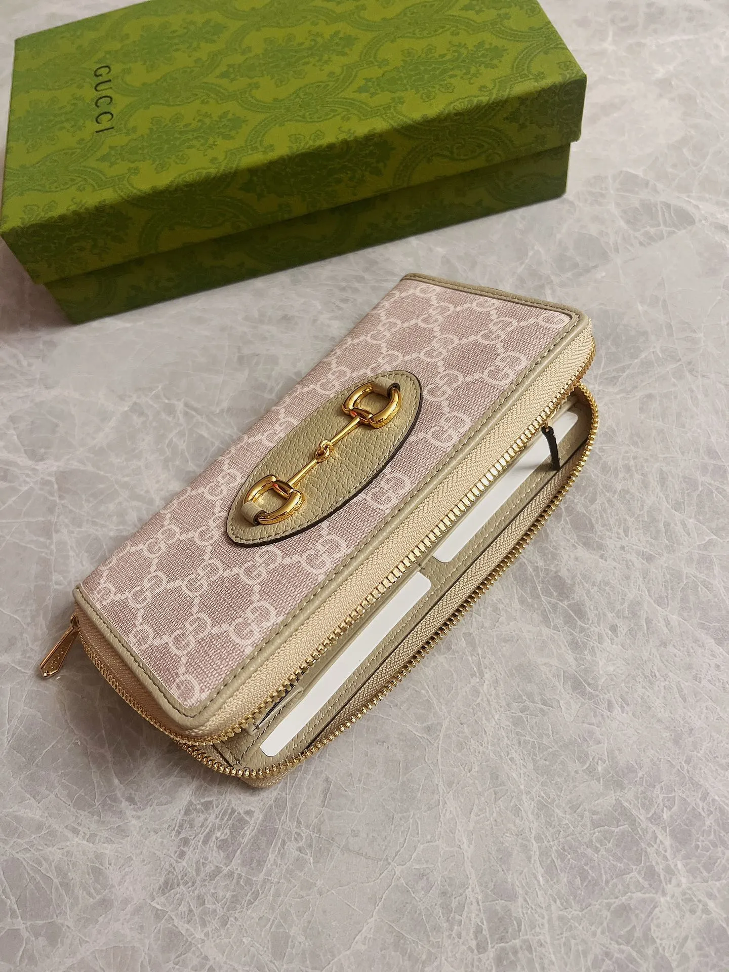 💰420🇭🇺🇭🇺 In the 2002 off-white spring and summer series🍿🍿newly launched Gucci is made of GG Supreme high-grade artificial canvas and brown leather. 🍿🍿1955 Horsebit Card Holder This series adopts the same double ring and long strip design as the handbag 🍿🍿This detail is inspired by the brand’s equestrian roots 🍿🍿 It is one of Gucci’s classic heritage 🍿🍿 It is also one of the brand’s most representative symbolic elements 🍿🍿Model: 621889, size: 19.5x10x3cm
