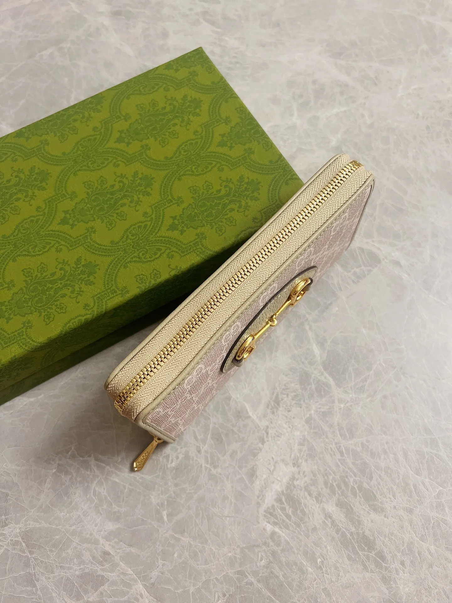 💰420🇭🇺🇭🇺 In the 2002 off-white spring and summer series🍿🍿newly launched Gucci is made of GG Supreme high-grade artificial canvas and brown leather. 🍿🍿1955 Horsebit Card Holder This series adopts the same double ring and long strip design as the handbag 🍿🍿This detail is inspired by the brand’s equestrian roots 🍿🍿 It is one of Gucci’s classic heritage 🍿🍿 It is also one of the brand’s most representative symbolic elements 🍿🍿Model: 621889, size: 19.5x10x3cm