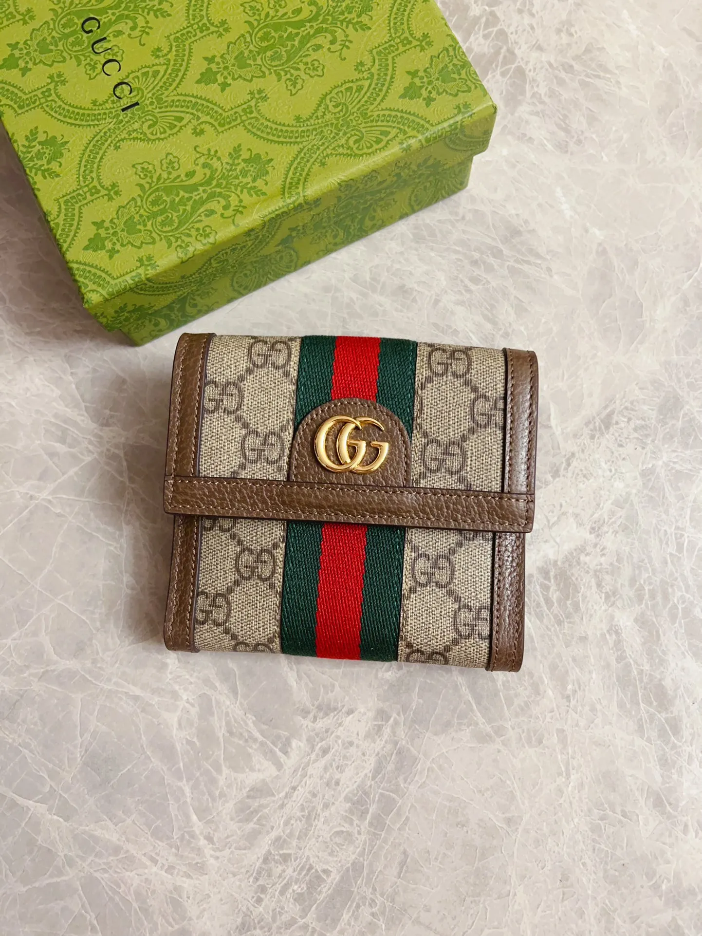 💰390 🇭🇺🇭🇺 The official website is synchronized with the new model! Ophidia series ~ short wallet, 🧤🧤 made of GG Supreme high-grade PVC fabric 🧤🧤 with iconic double G hardware marks, classic red and green webbing, exquisitely made! 🧤🧤Model number: 523173, size: W12xH11xD3cm, color: coffee