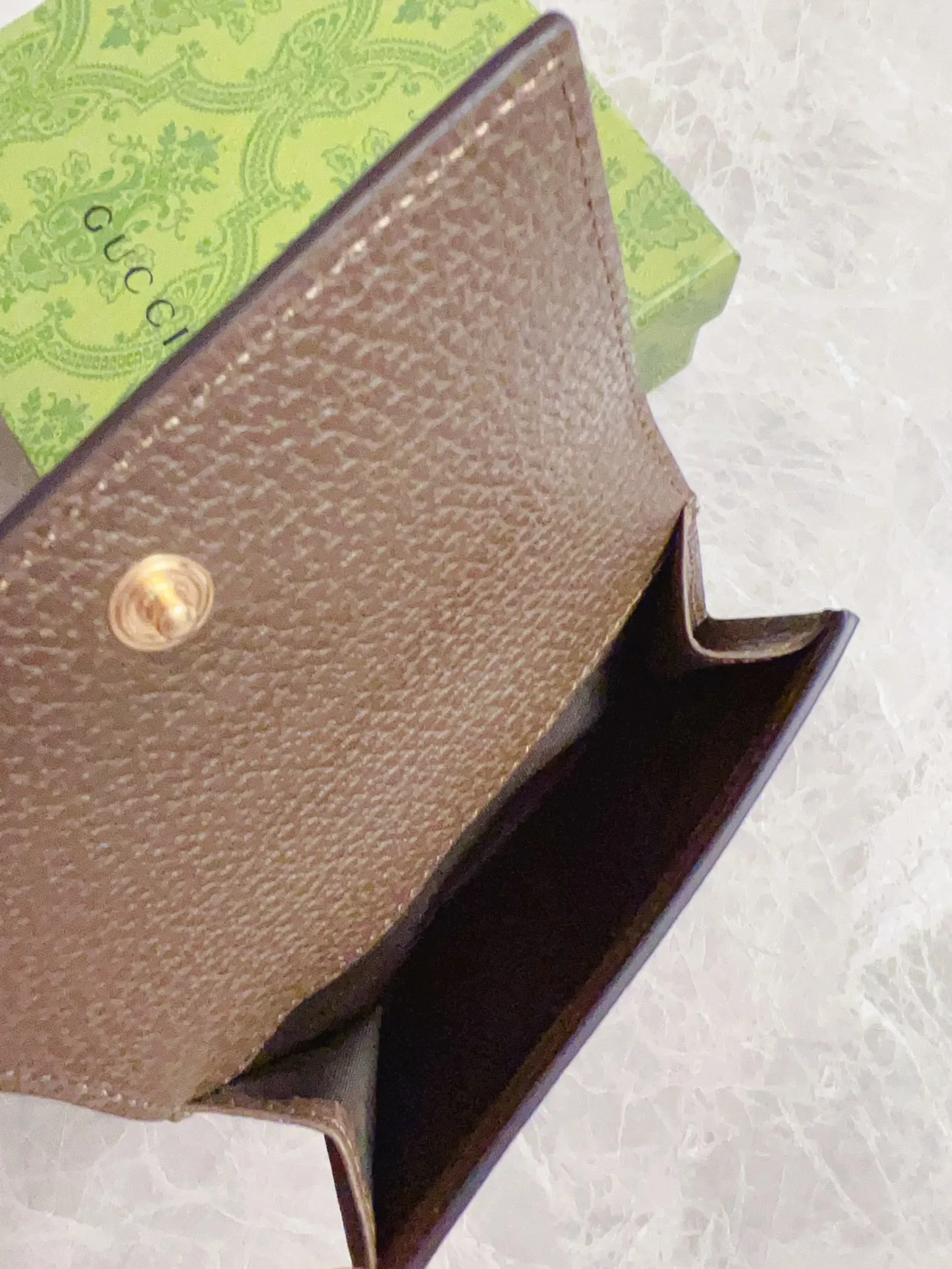 💰390 🇭🇺🇭🇺 The official website is synchronized with the new model! Ophidia series ~ short wallet, 🧤🧤 made of GG Supreme high-grade PVC fabric 🧤🧤 with iconic double G hardware marks, classic red and green webbing, exquisitely made! 🧤🧤Model number: 523173, size: W12xH11xD3cm, color: coffee
