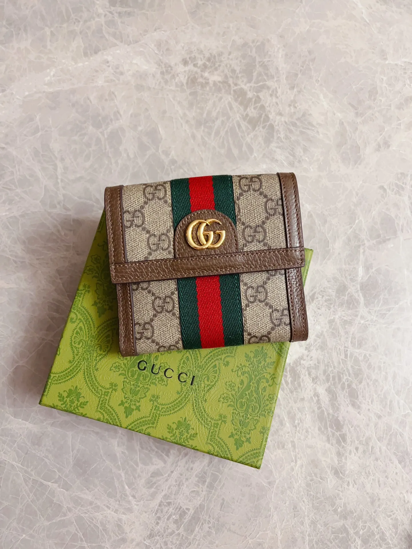 💰390 🇭🇺🇭🇺 The official website is synchronized with the new model! Ophidia series ~ short wallet, 🧤🧤 made of GG Supreme high-grade PVC fabric 🧤🧤 with iconic double G hardware marks, classic red and green webbing, exquisitely made! 🧤🧤Model number: 523173, size: W12xH11xD3cm, color: coffee