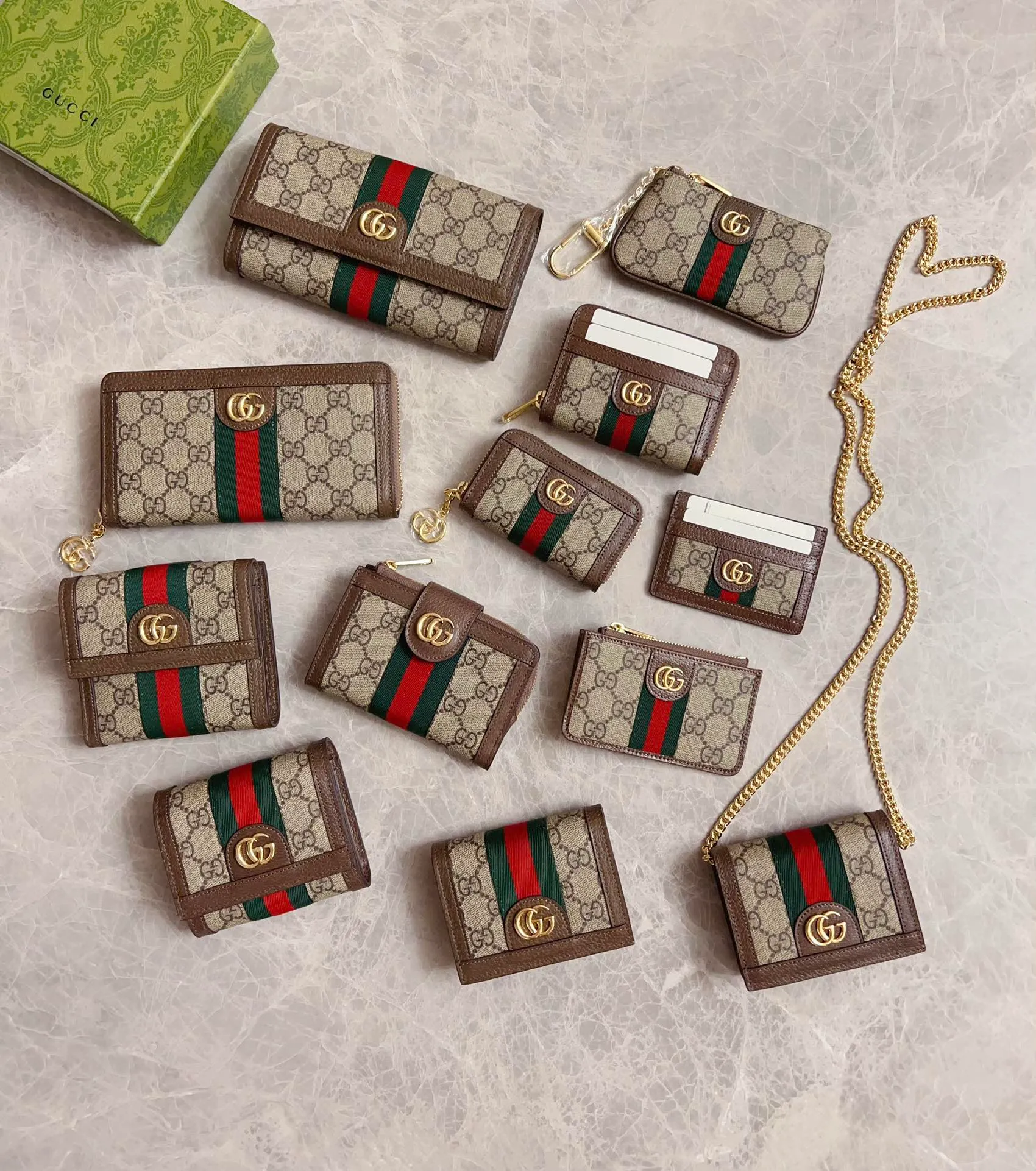 💰390 🇭🇺🇭🇺 The official website is synchronized with the new model! Ophidia series ~ short wallet, 🧤🧤 made of GG Supreme high-grade PVC fabric 🧤🧤 with iconic double G hardware marks, classic red and green webbing, exquisitely made! 🧤🧤Model number: 523173, size: W12xH11xD3cm, color: coffee