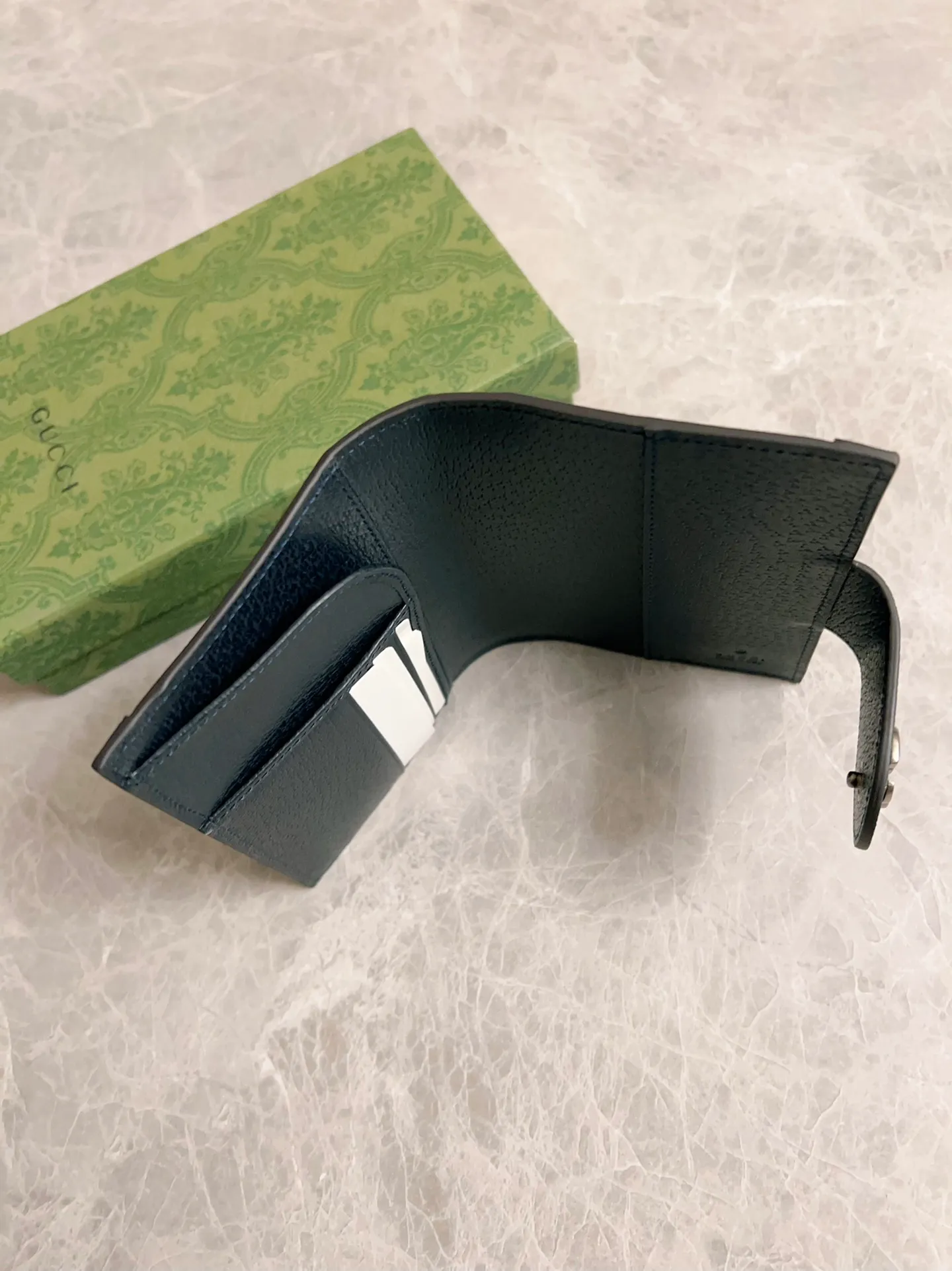 💰360 🇭🇺🇭🇺GucciO’s latest phidia series passport holder bag, Ophidia series items have endless retro feelings. Dark blue GG Supreme canvas, dark blue cowhide piping, palladium tone hardware Double G Model: 732755 Dimensions: 10x 14x2.5cm Color: dark blue/pvc.