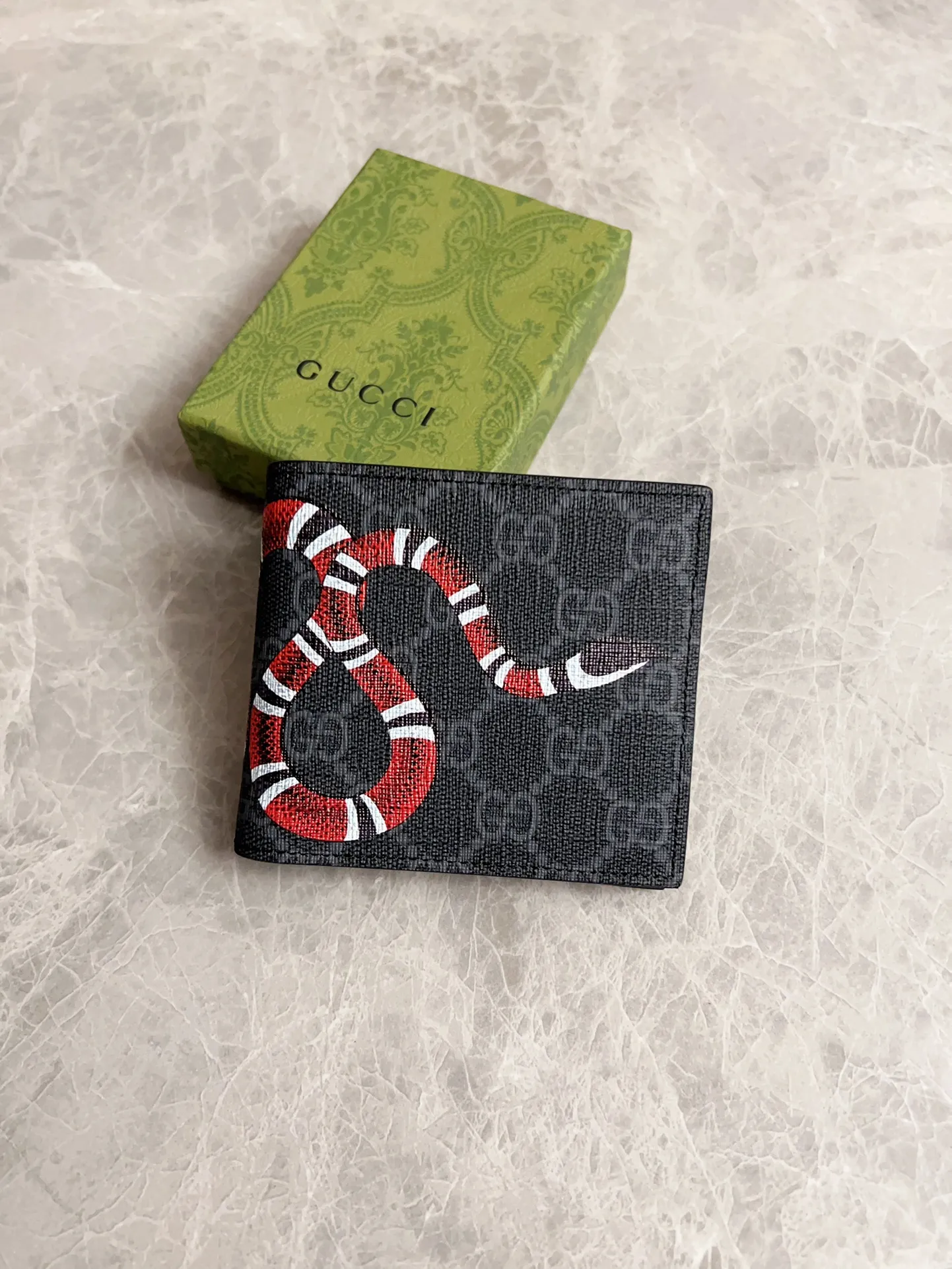 💰270 🇭🇺🇭🇺New men’s short clip wallet! 🐍🐍Synchronized with the counter, original shaved leather with high-quality PVC fabric🐍🐍tear-printed the latest Striped Snake logo🐍🐍, fine oil edge workmanship, simple and elegant, fashionable and domineering,🐍🐍Model: 451268, size: 10x9cm, color: black PVC-black "Striped Snake"