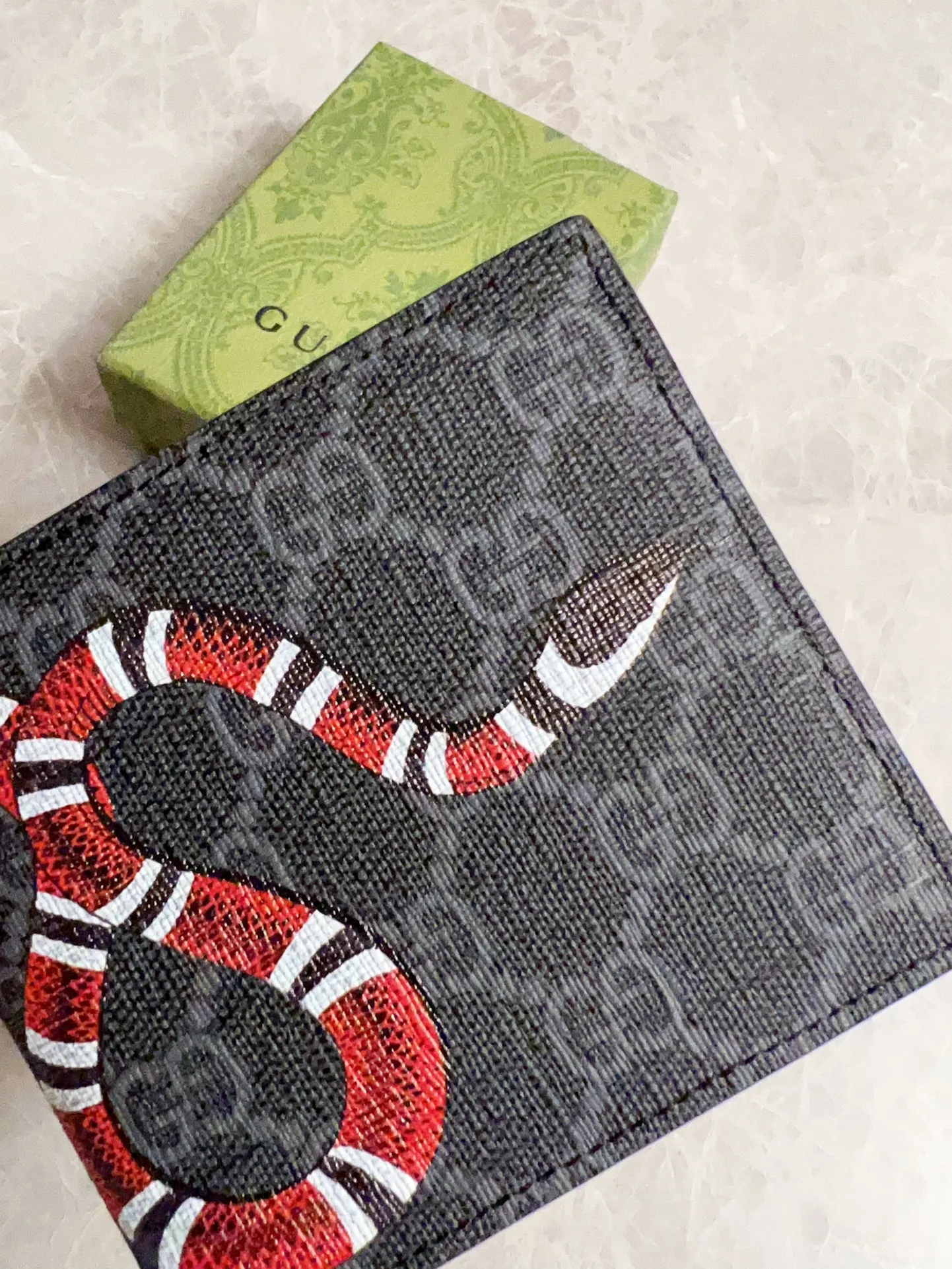 💰270 🇭🇺🇭🇺New men’s short clip wallet! 🐍🐍Synchronized with the counter, original shaved leather with high-quality PVC fabric🐍🐍tear-printed the latest Striped Snake logo🐍🐍, fine oil edge workmanship, simple and elegant, fashionable and domineering,🐍🐍Model: 451268, size: 10x9cm, color: black PVC-black "Striped Snake"