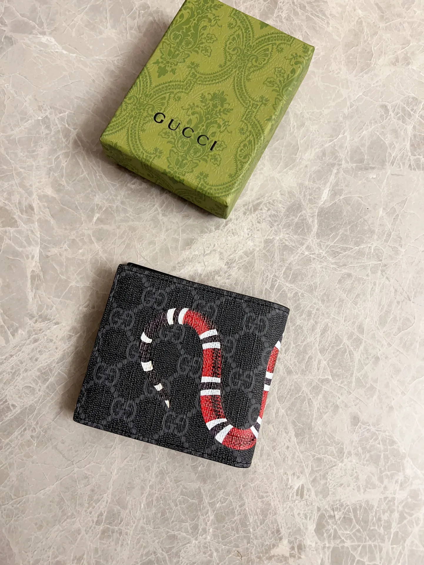 💰270 🇭🇺🇭🇺New men’s short clip wallet! 🐍🐍Synchronized with the counter, original shaved leather with high-quality PVC fabric🐍🐍tear-printed the latest Striped Snake logo🐍🐍, fine oil edge workmanship, simple and elegant, fashionable and domineering,🐍🐍Model: 451268, size: 10x9cm, color: black PVC-black "Striped Snake"