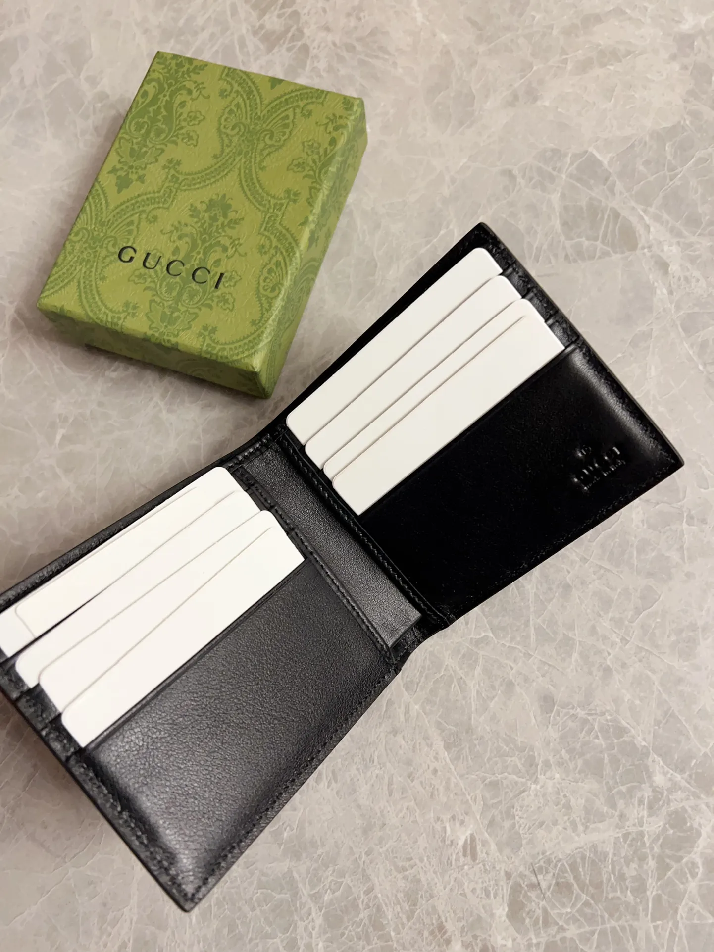 💰270 🇭🇺🇭🇺New men’s short clip wallet! 🐍🐍Synchronized with the counter, original shaved leather with high-quality PVC fabric🐍🐍tear-printed the latest Striped Snake logo🐍🐍, fine oil edge workmanship, simple and elegant, fashionable and domineering,🐍🐍Model: 451268, size: 10x9cm, color: black PVC-black "Striped Snake"